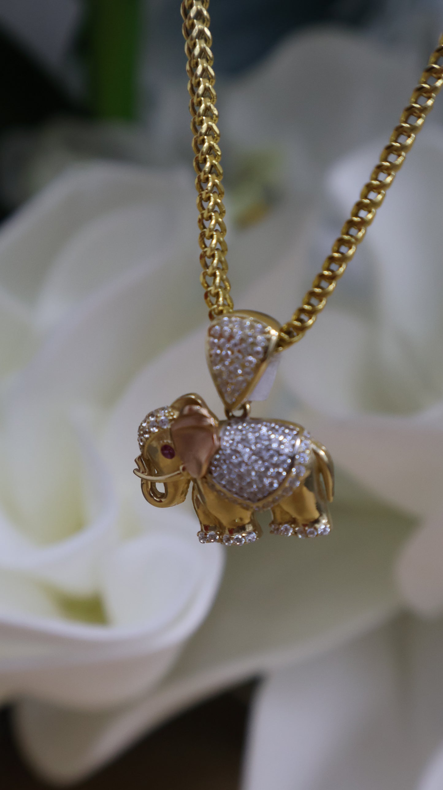 Dije de 14k de elefante con circonia