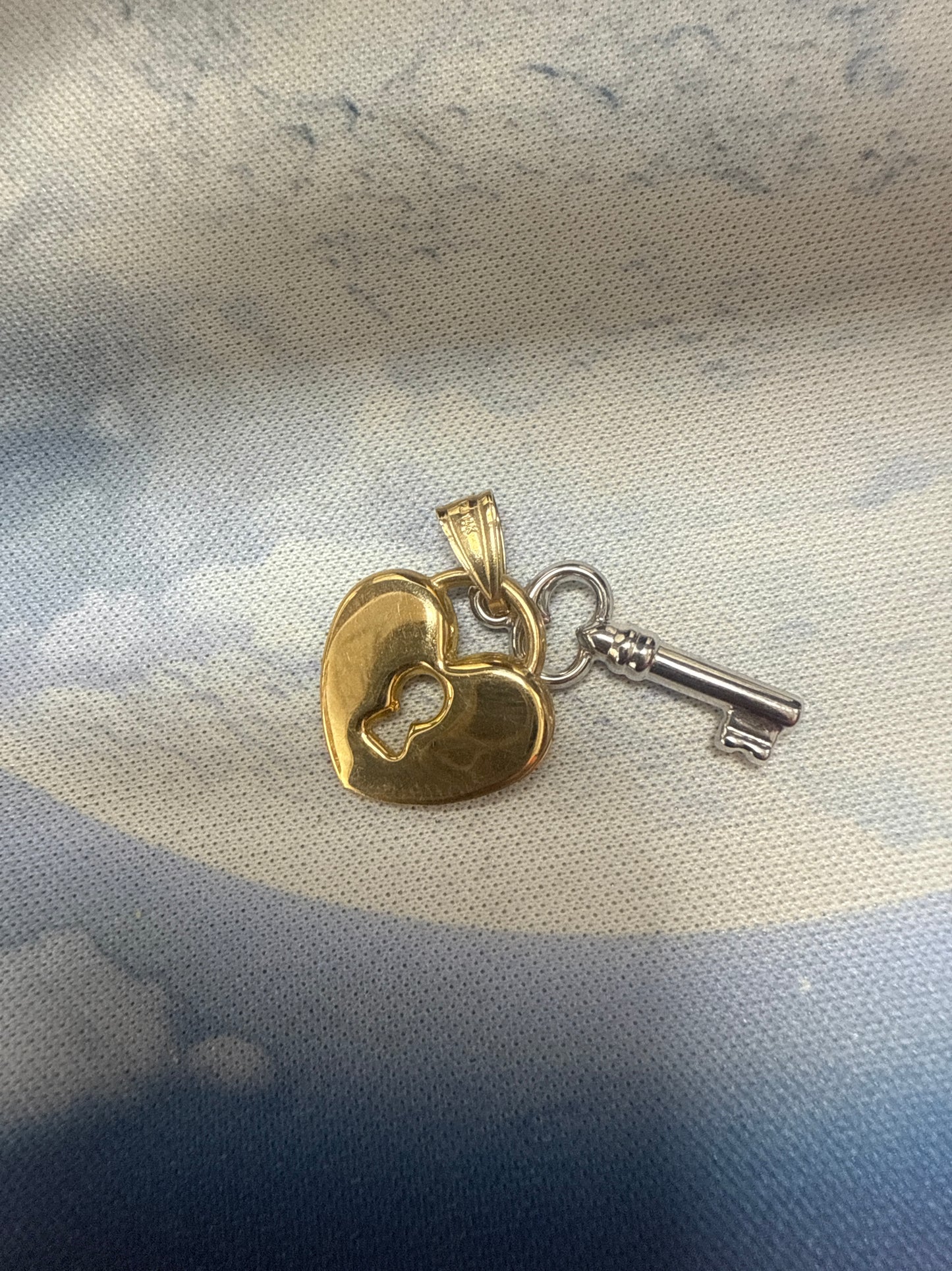 Dije de Corazón con abertura para llave y una llave