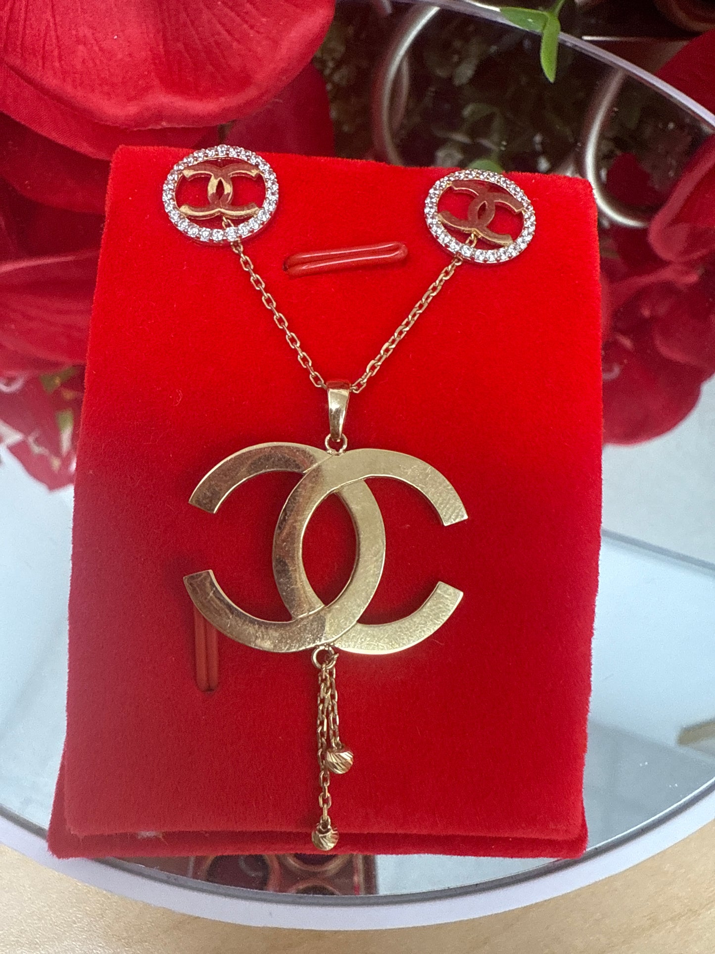 Conjunto de cadena , dije y arete de CC en oro de 10k para mujer