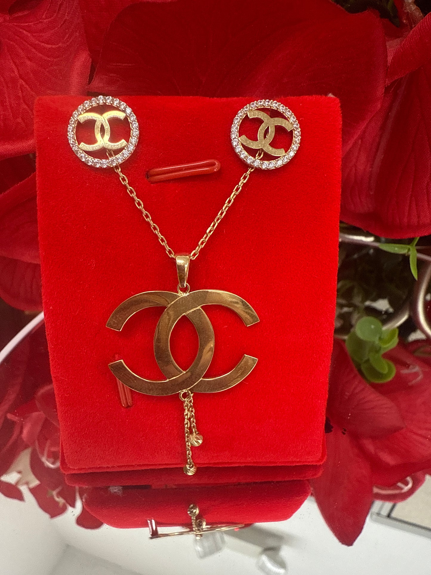Conjunto de cadena , dije y arete de CC en oro de 10k para mujer