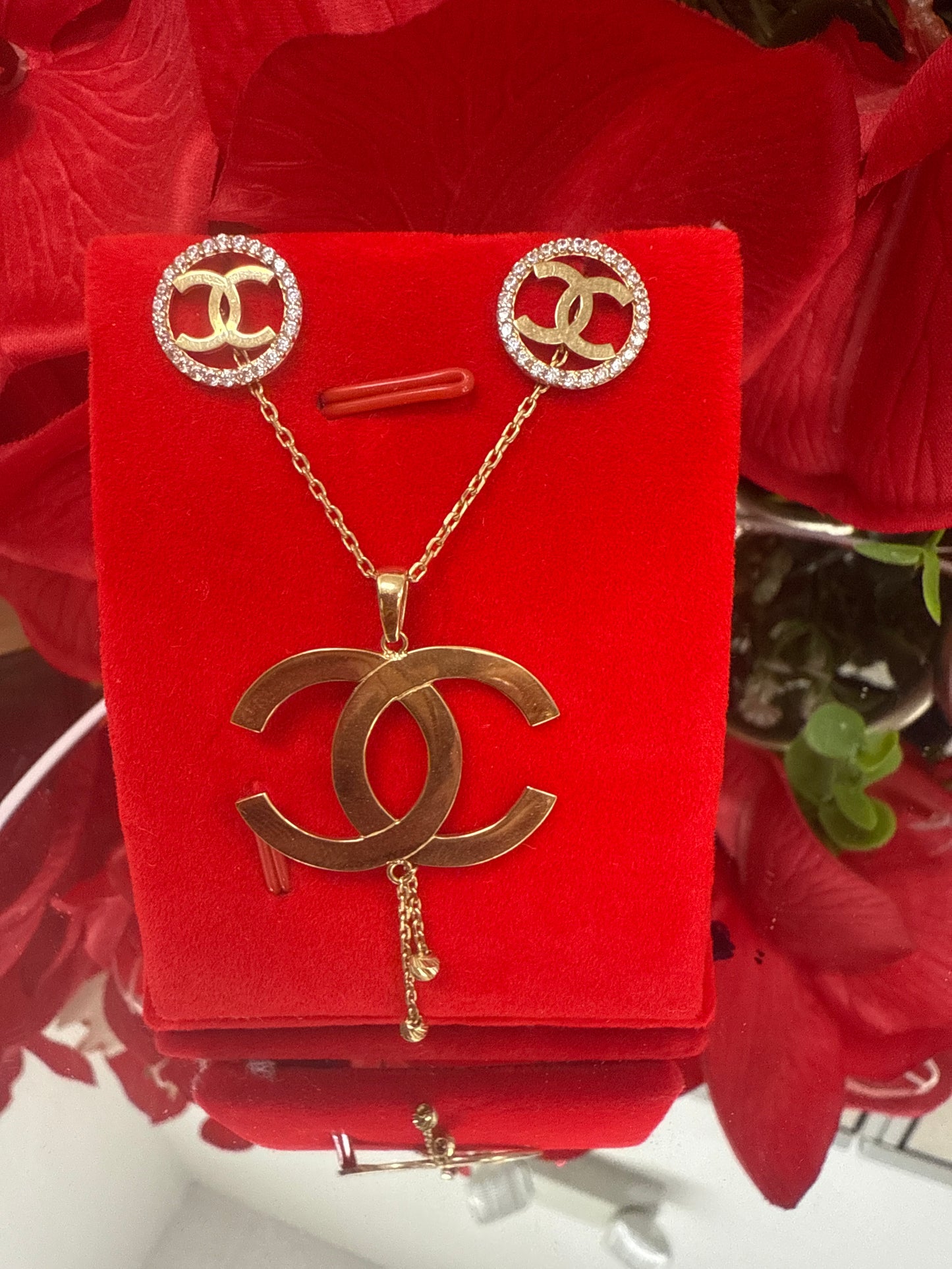 Conjunto de cadena , dije y arete de CC en oro de 10k para mujer