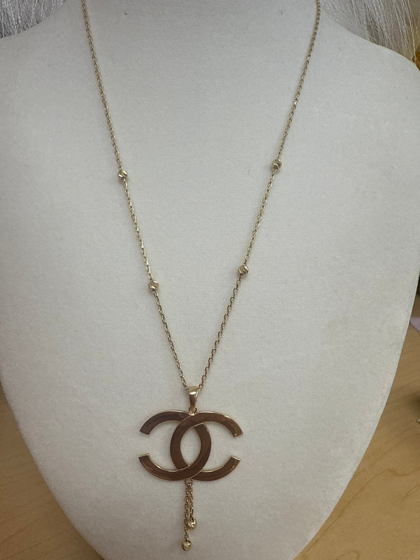 Conjunto de cadena , dije y arete de CC en oro de 10k para mujer