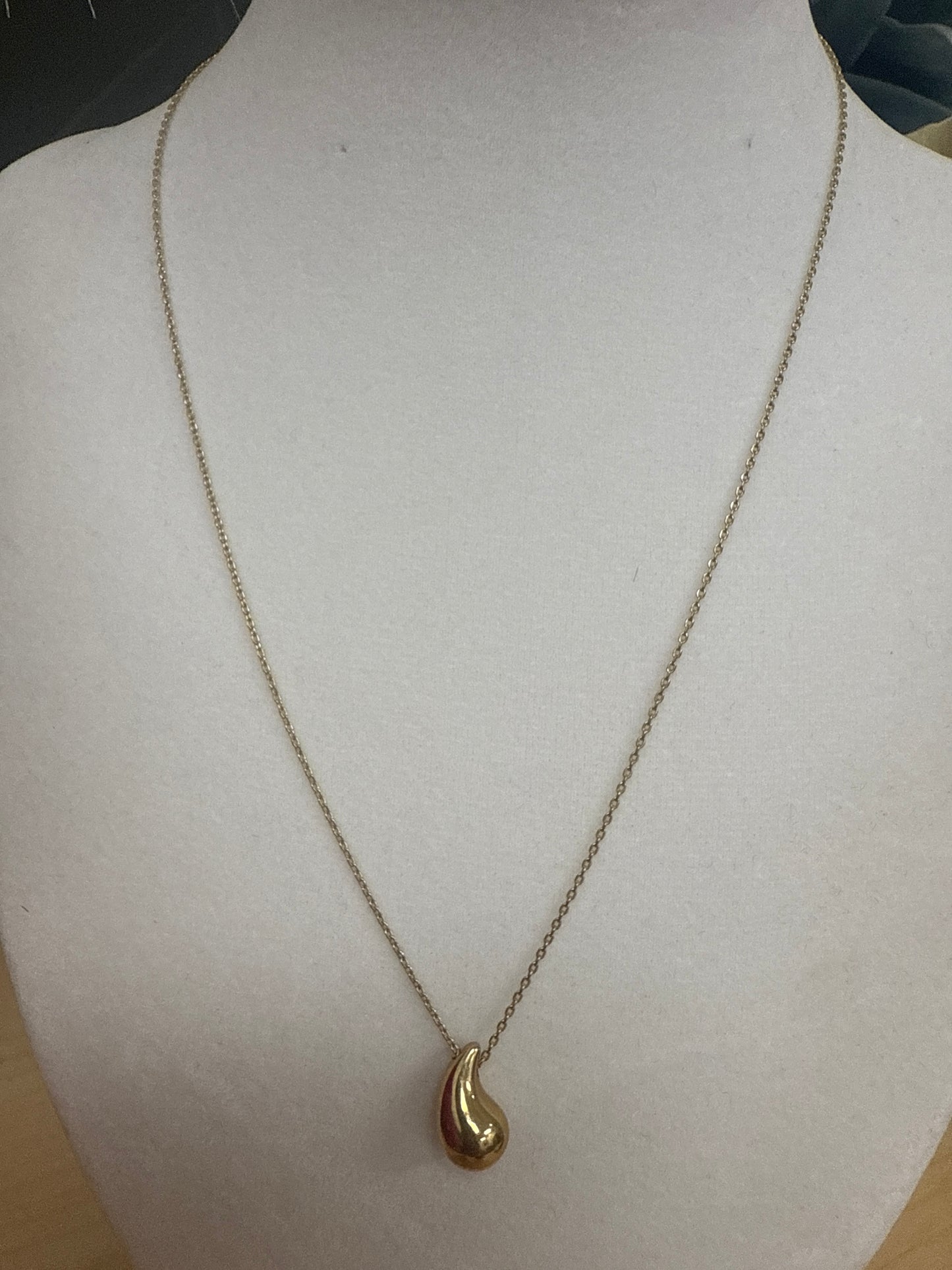 Conjunto de arete , cadena y dije de gotas en oro 10k para mujer