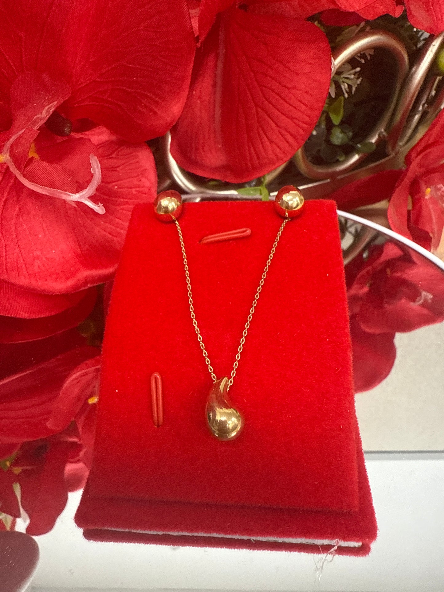 Conjunto de arete , cadena y dije de gotas en oro 10k para mujer