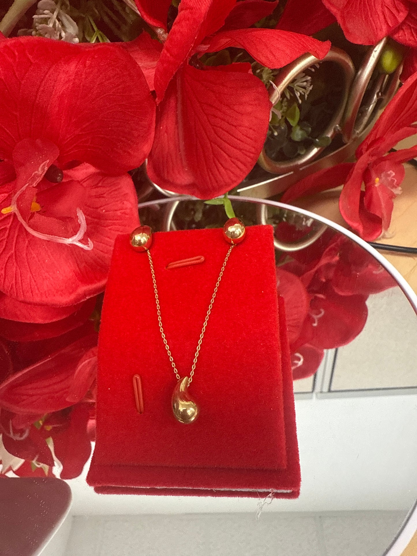 Conjunto de arete , cadena y dije de gotas en oro 10k para mujer