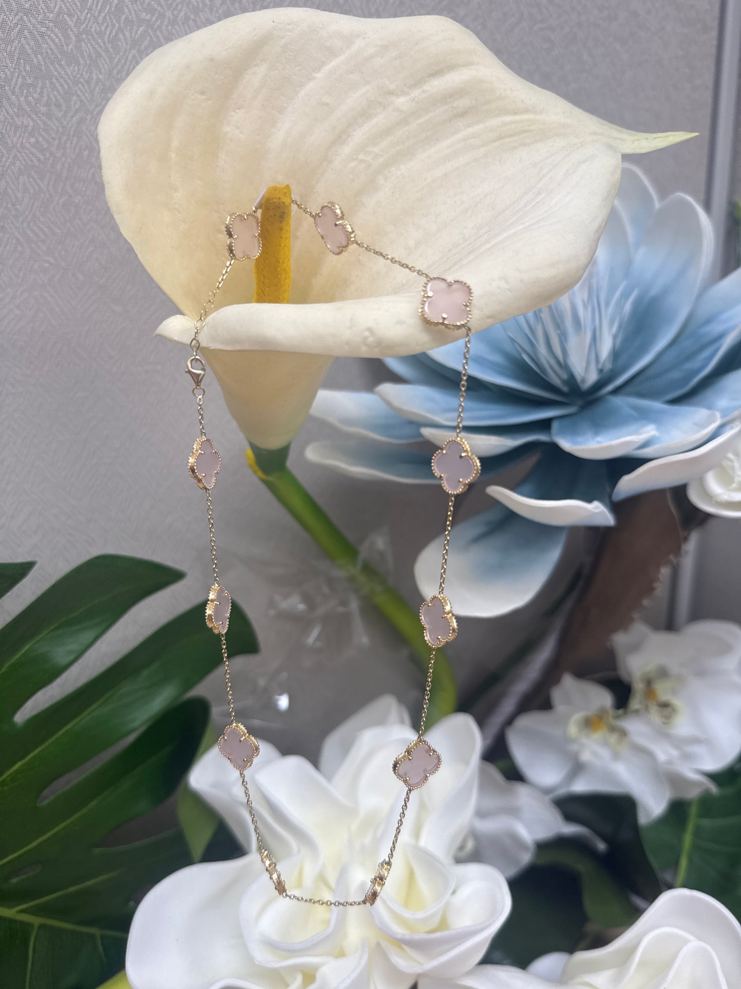 conjunto de arete ,anillo y cadena de mujer de clover en rosada