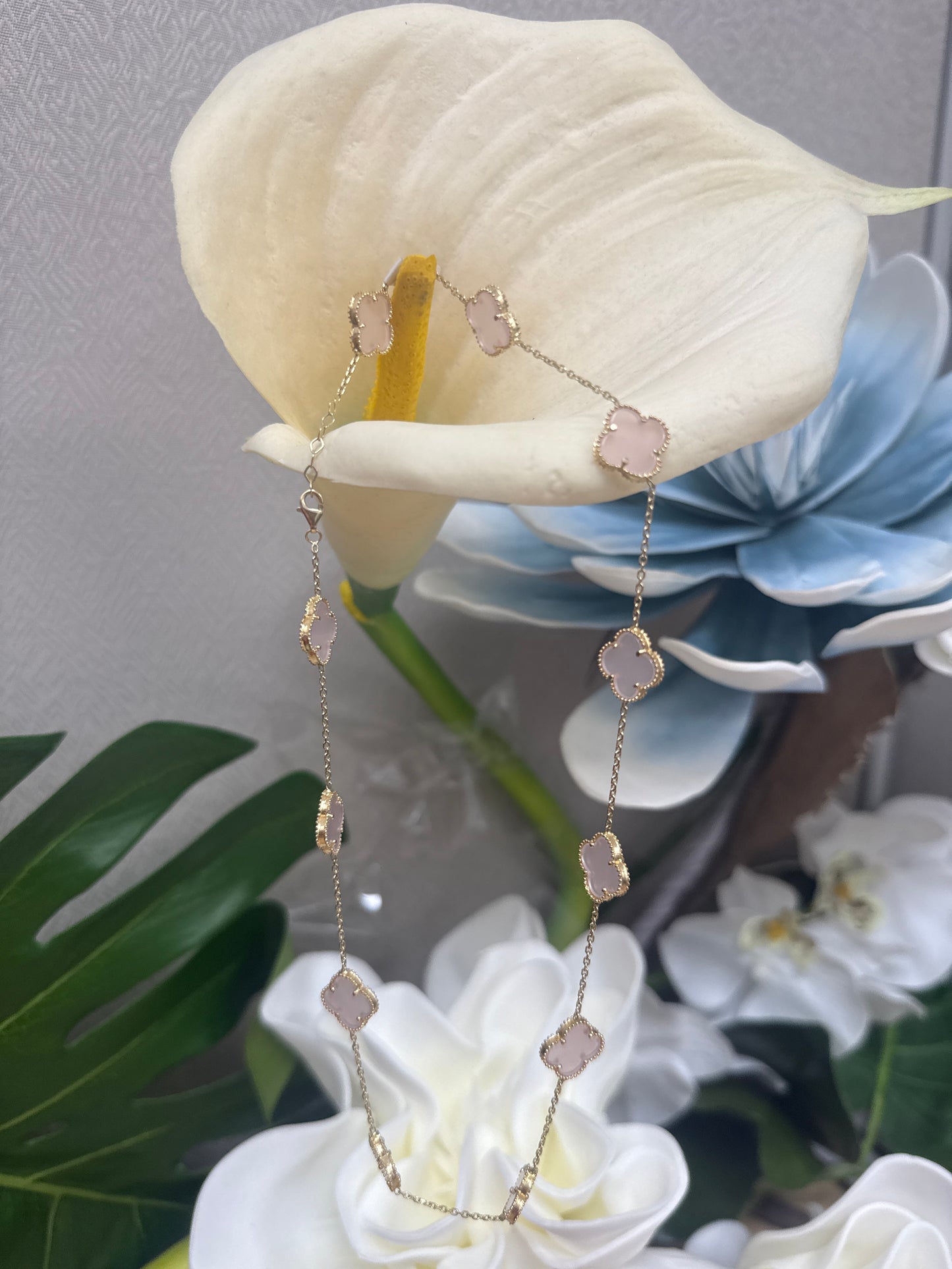 conjunto de arete ,anillo y cadena de mujer de clover en rosada