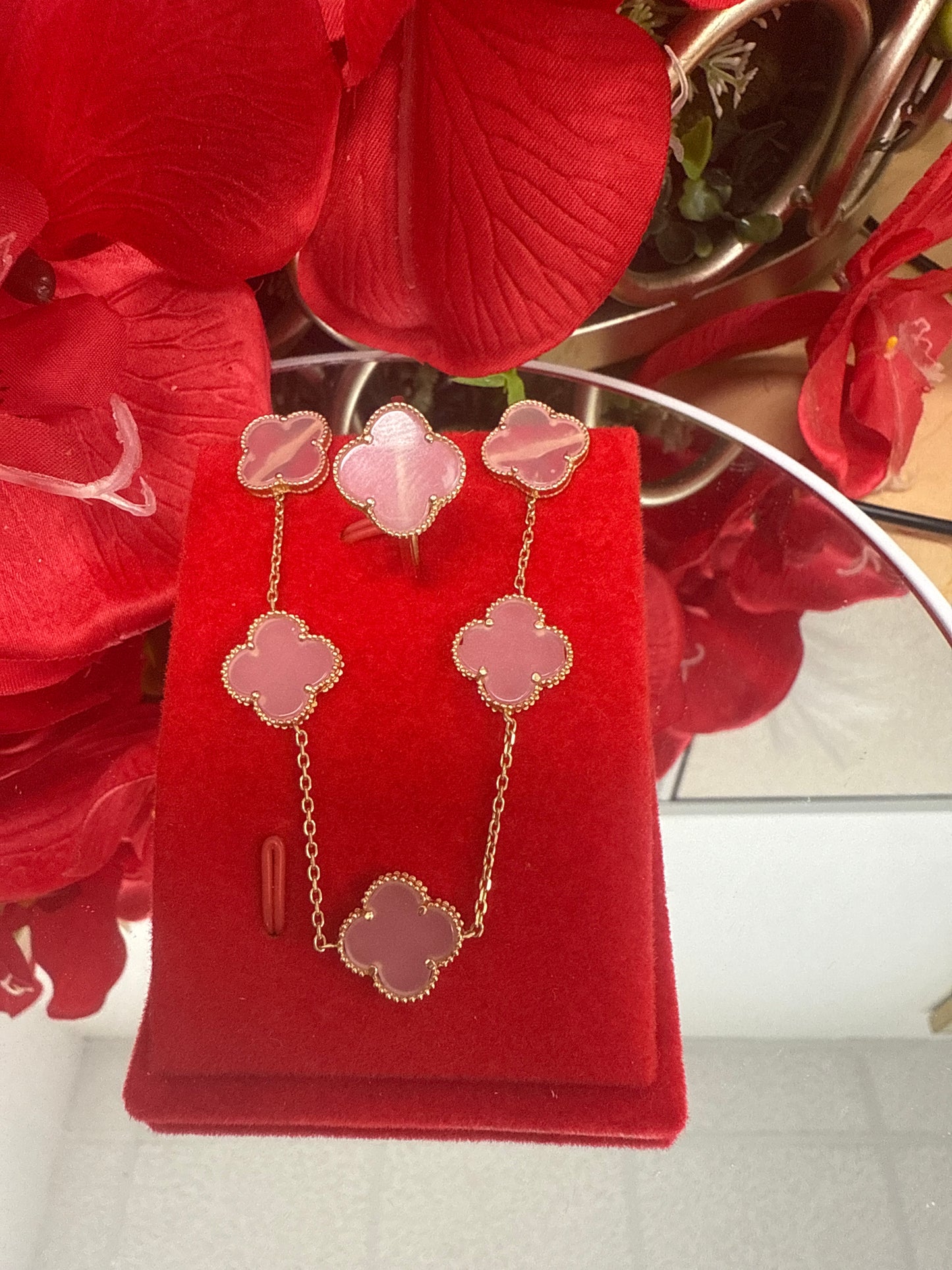 conjunto de arete ,anillo y cadena de mujer de clover en rosada