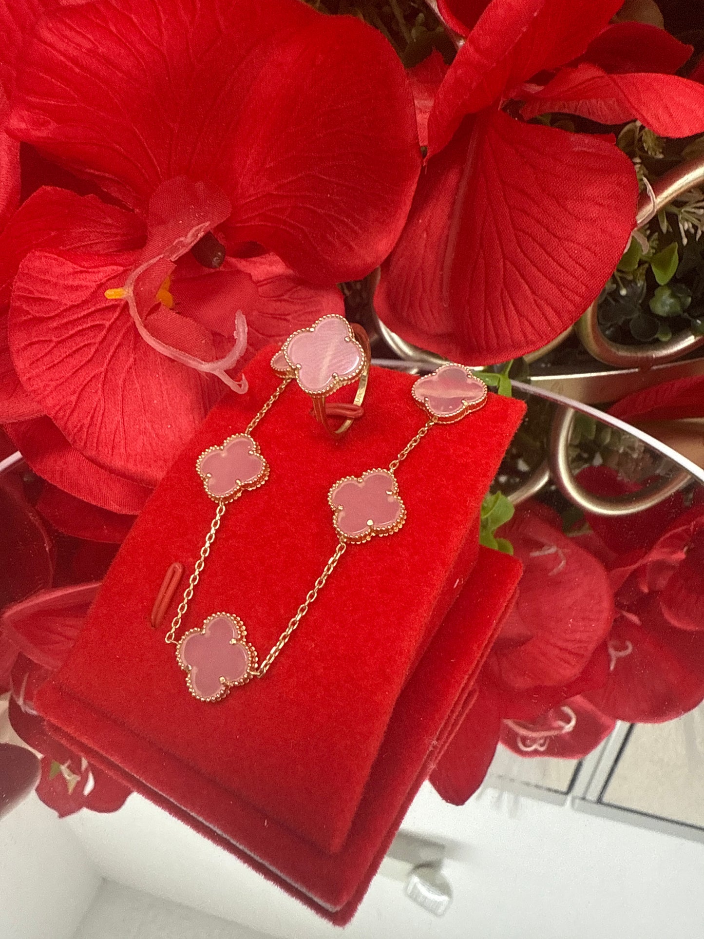 conjunto de arete ,anillo y cadena de mujer de clover en rosada
