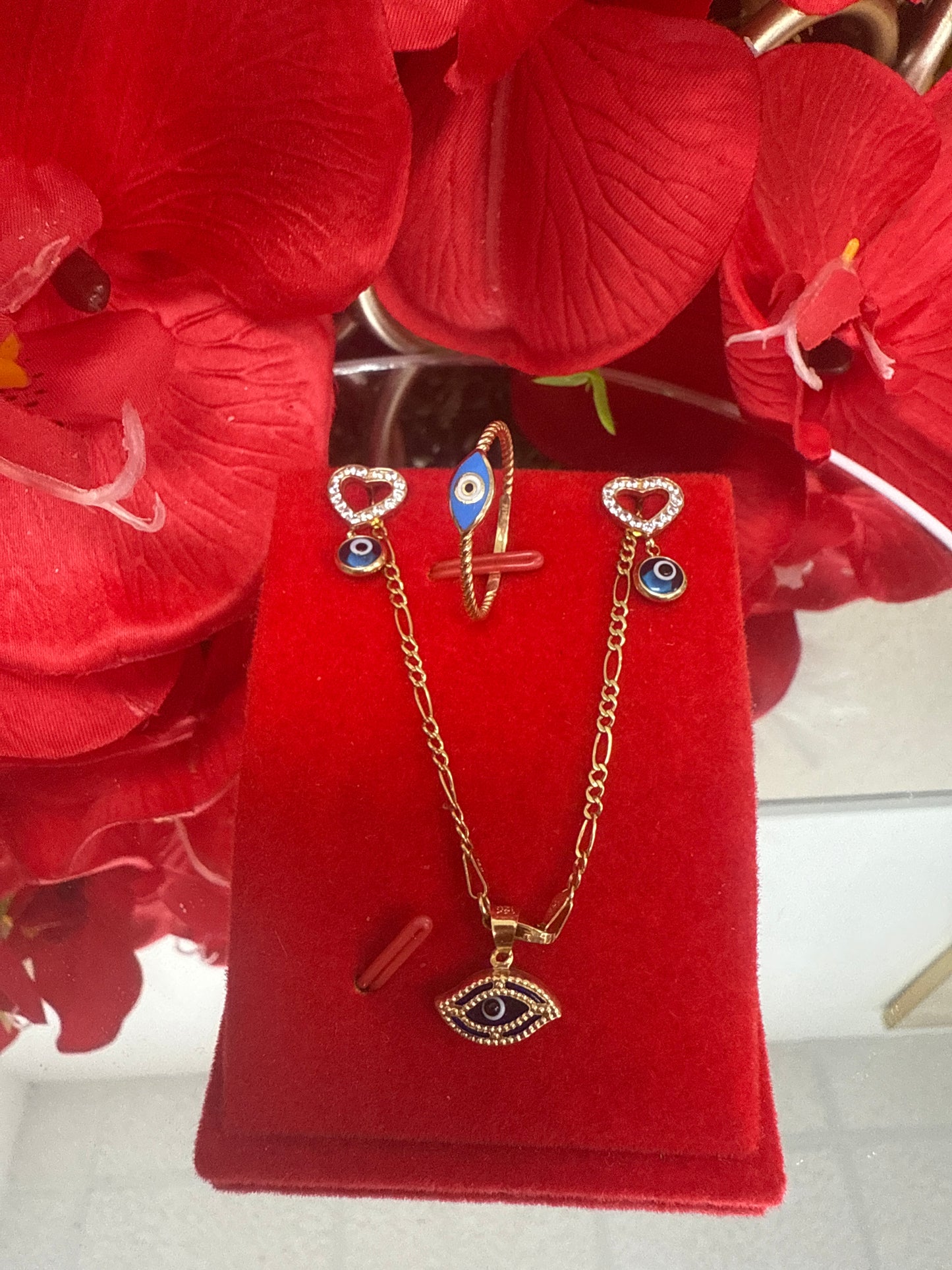 Conjunto de arete ,anillo ,cadena y dije de ojitos en azul