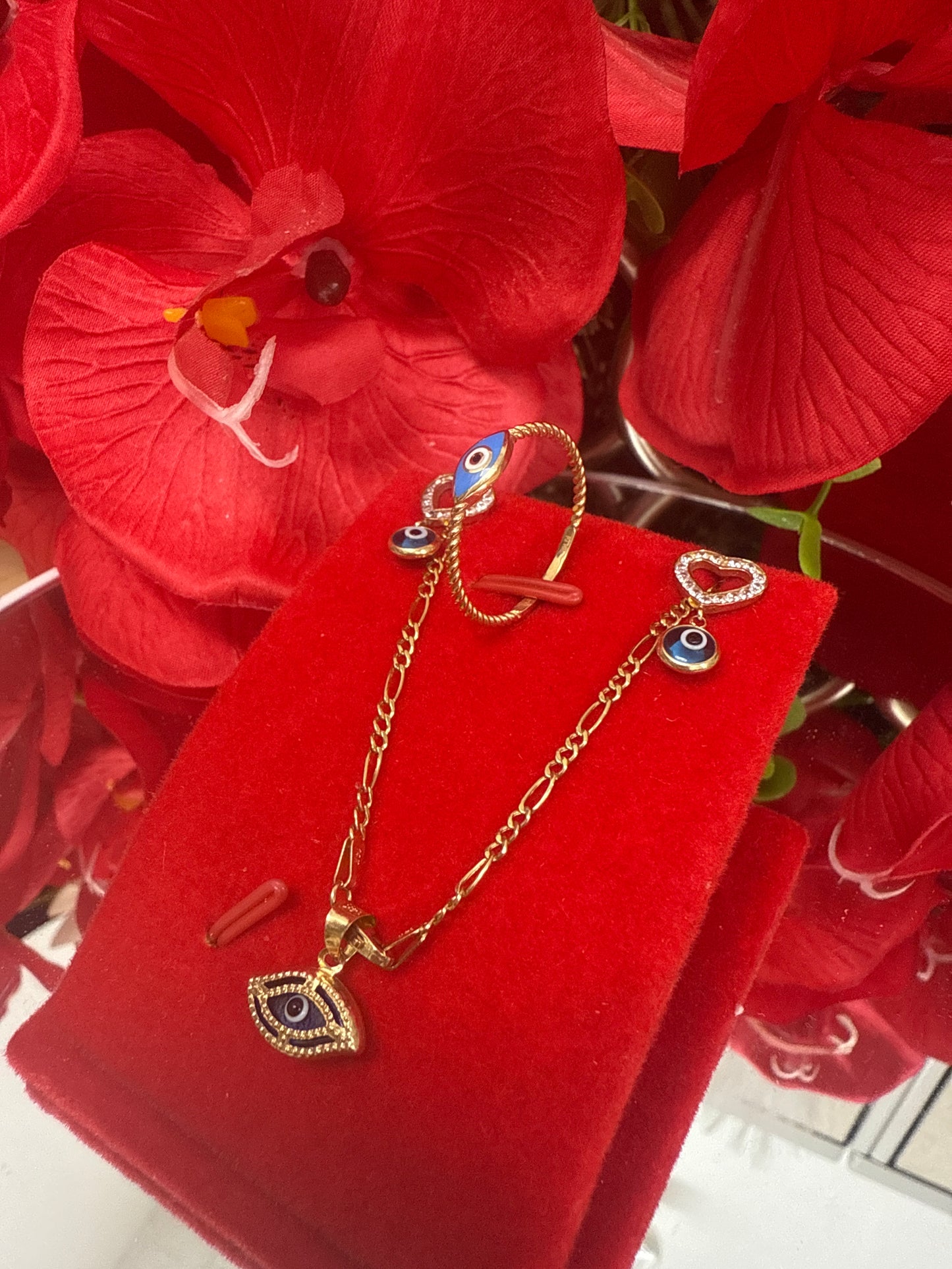 Conjunto de arete ,anillo ,cadena y dije de ojitos en azul