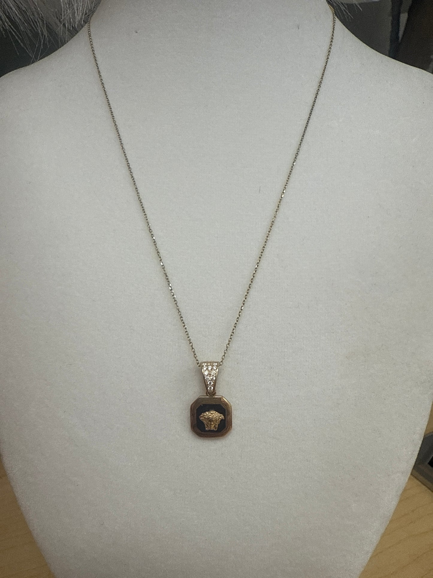 Conjunto de anillo, cadena y dije de Bersachi disfruta este bello diseno