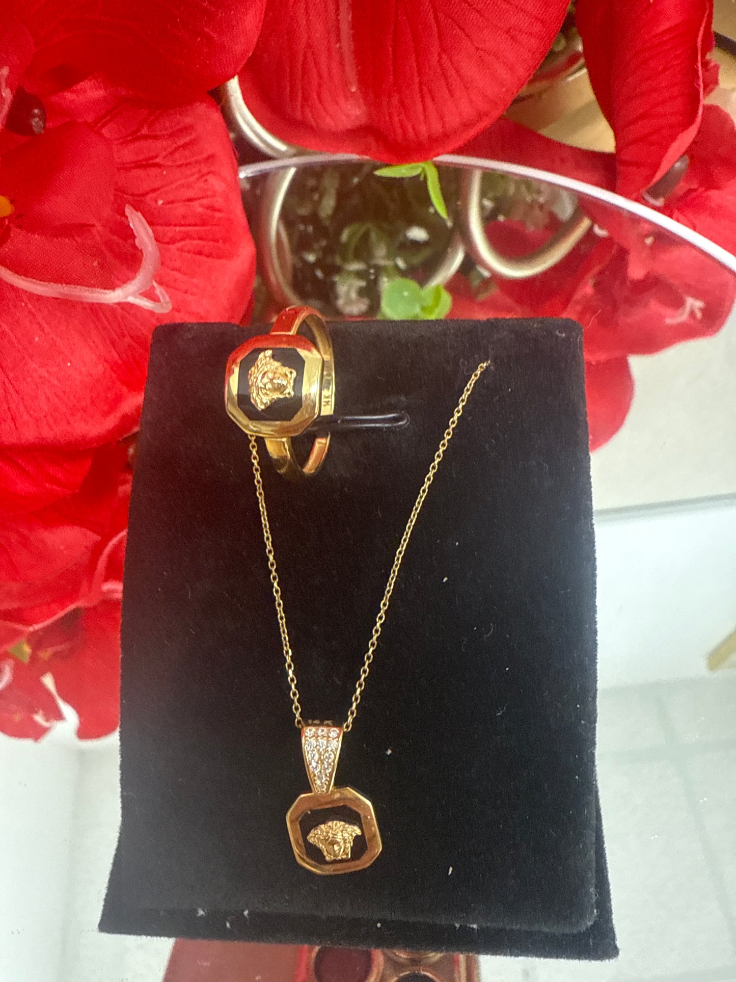 Conjunto de anillo, cadena y dije de Bersachi disfruta este bello diseno