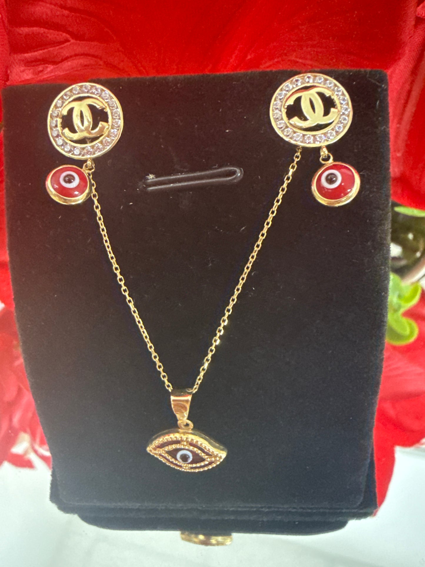 Conjunto de cadena , dije y aretes CC de ojitos en rojo para ninas y mujer