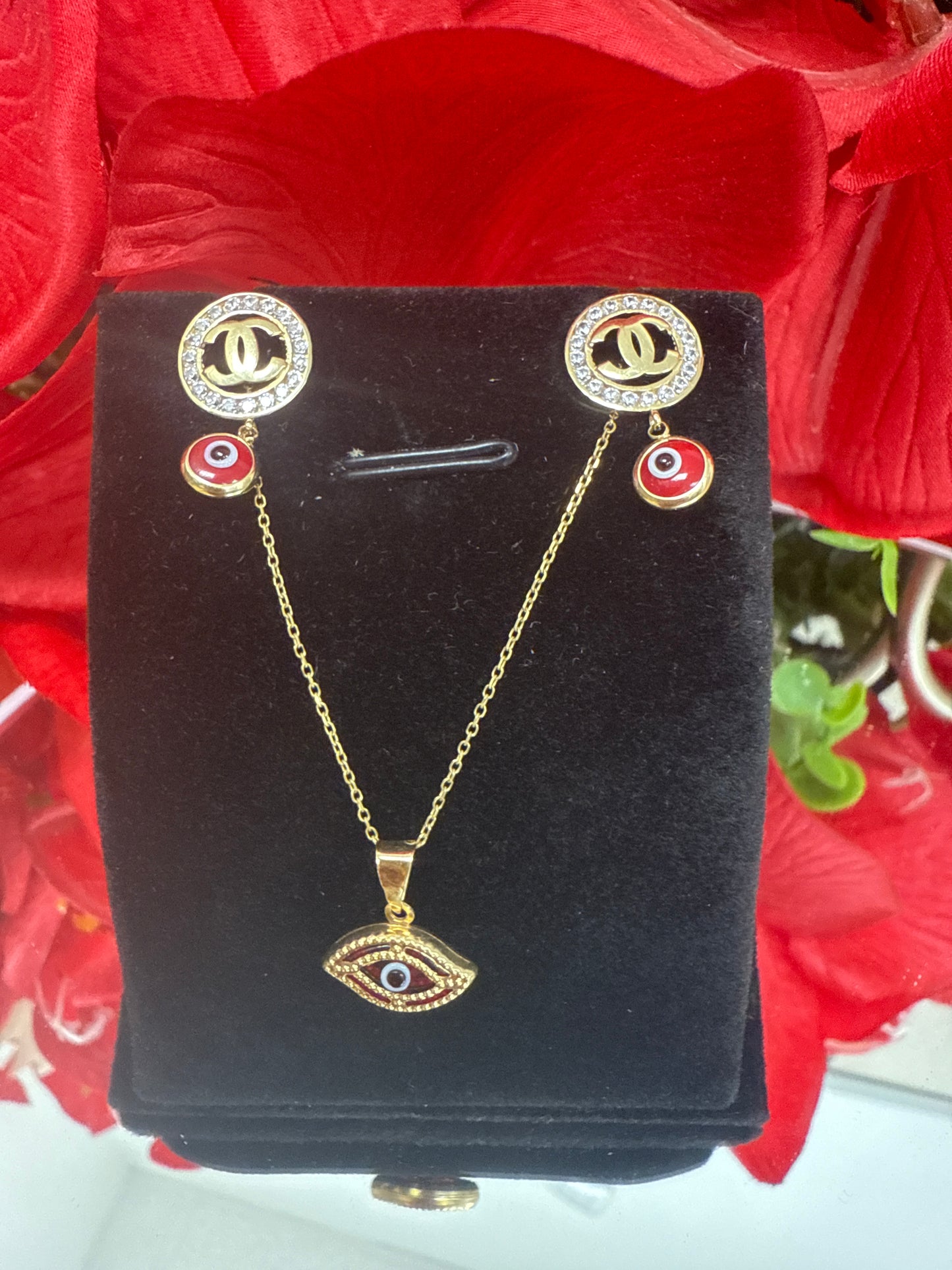 Conjunto de cadena , dije y aretes CC de ojitos en rojo para ninas y mujer