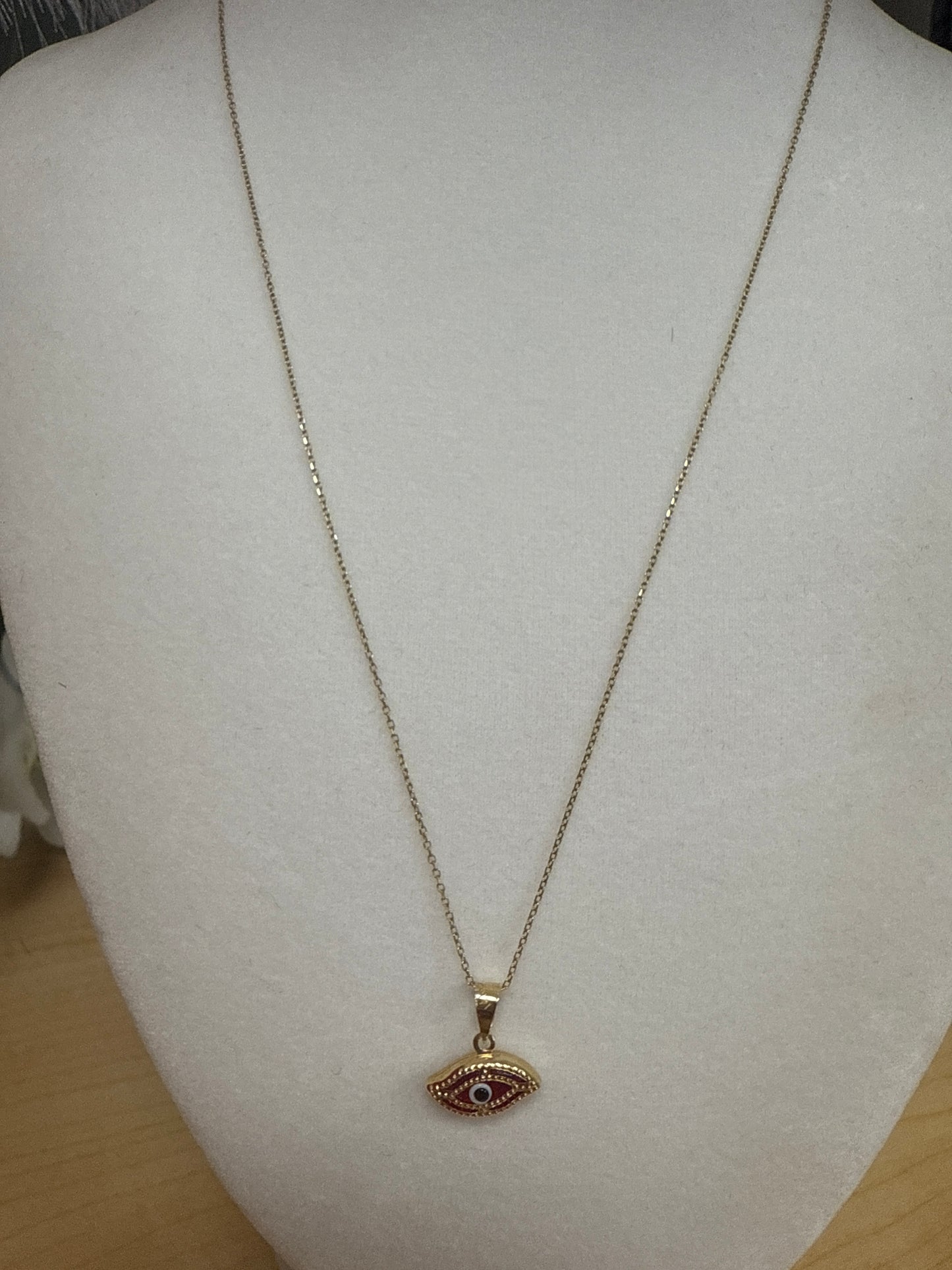 Conjunto de cadena , dije y aretes CC de ojitos en rojo para ninas y mujer