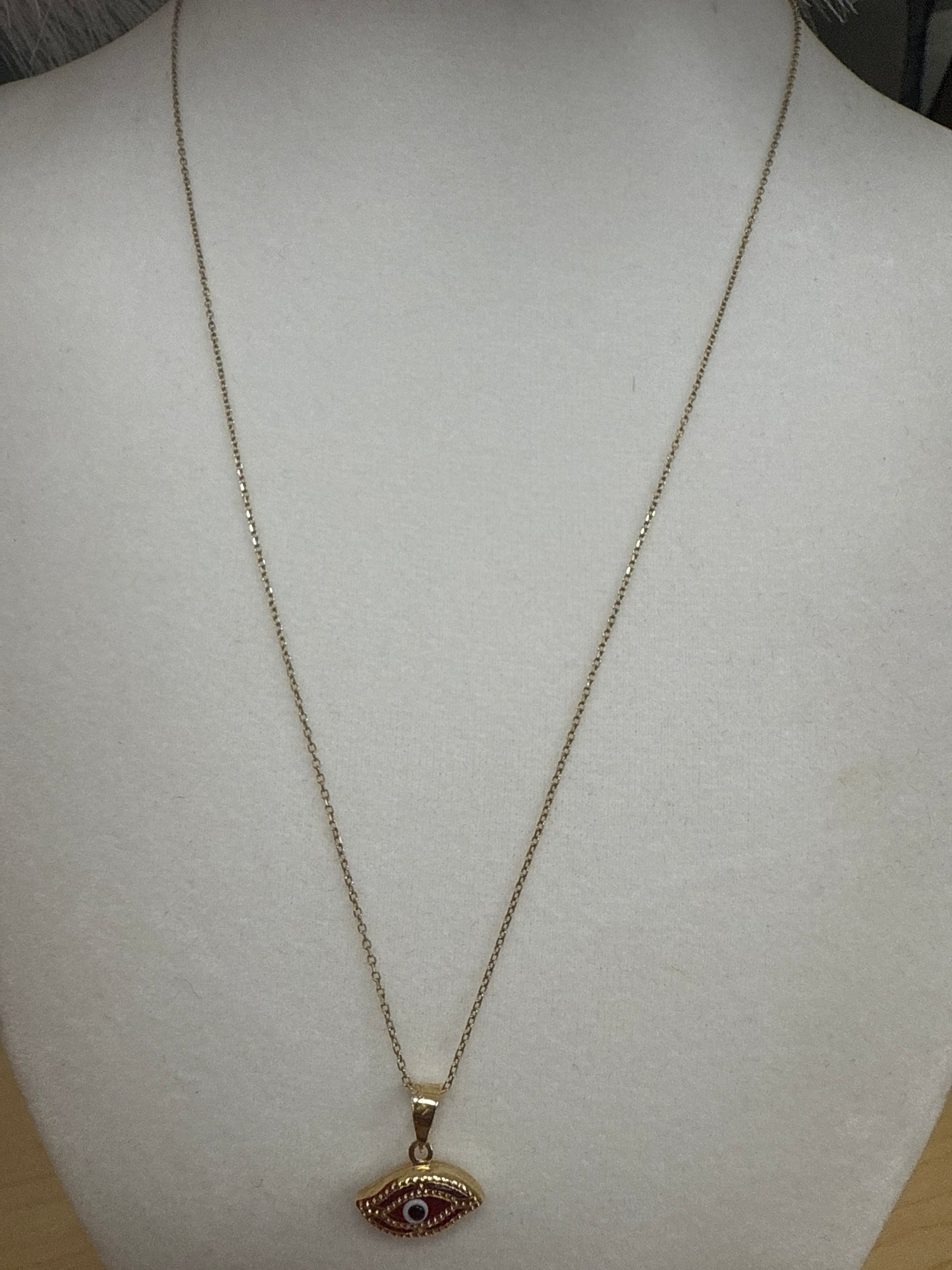 Conjunto de cadena , dije y aretes CC de ojitos en rojo para ninas y mujer