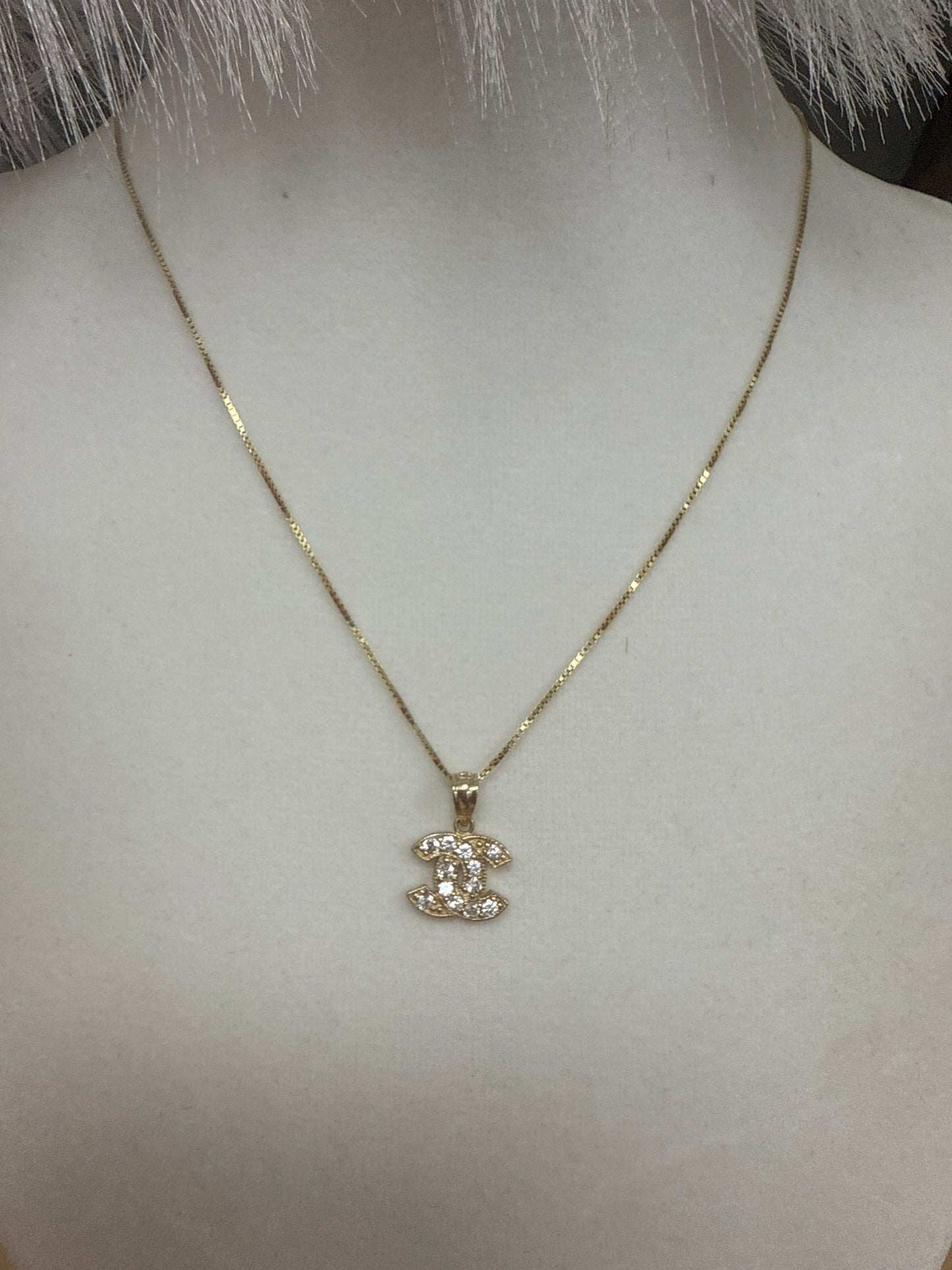 Disfruta de este bello Conjunto de cadena ,dije y aretes de CC para mujer y ninas .