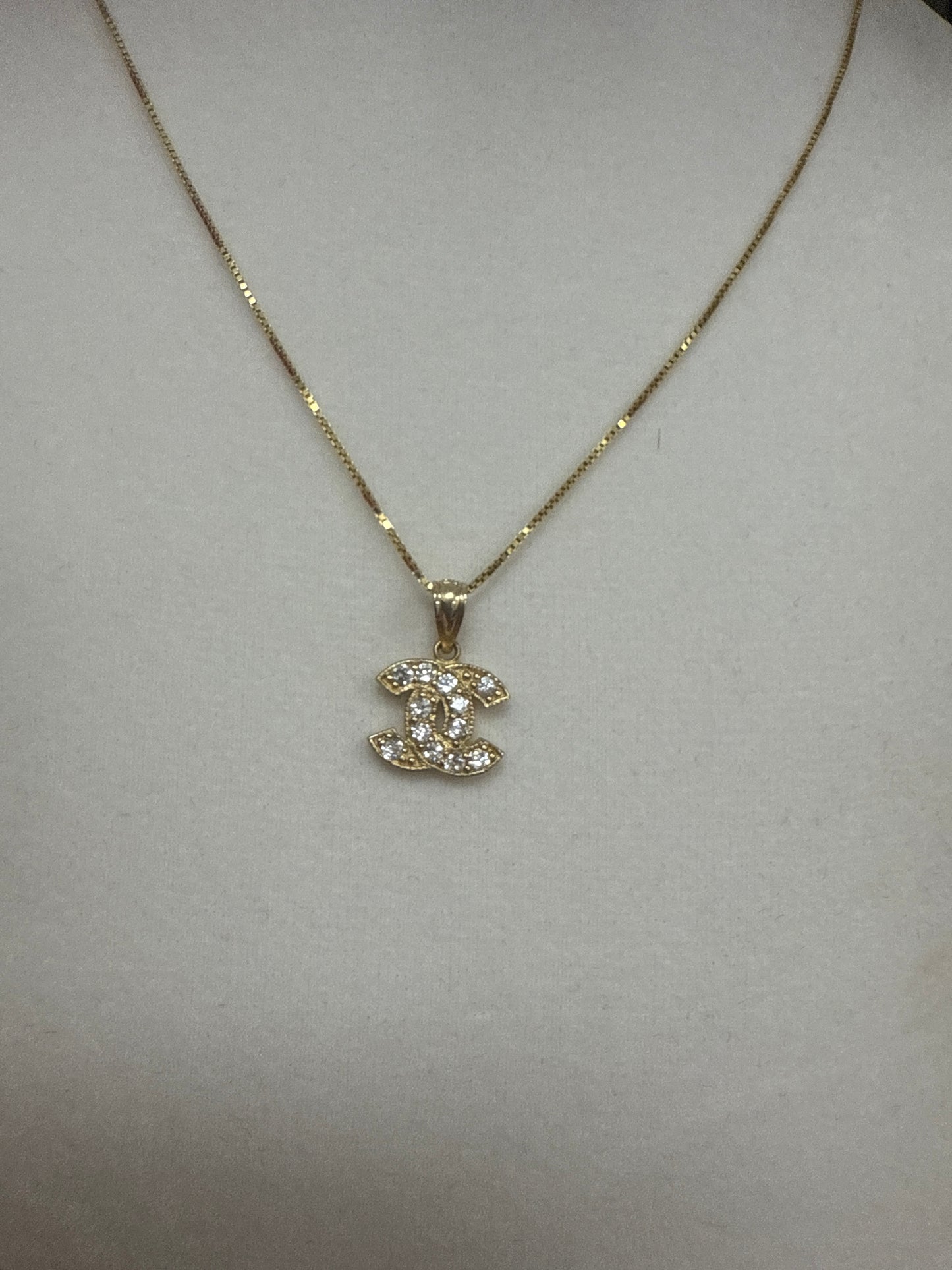 Disfruta de este bello Conjunto de cadena ,dije y aretes de CC para mujer y ninas .