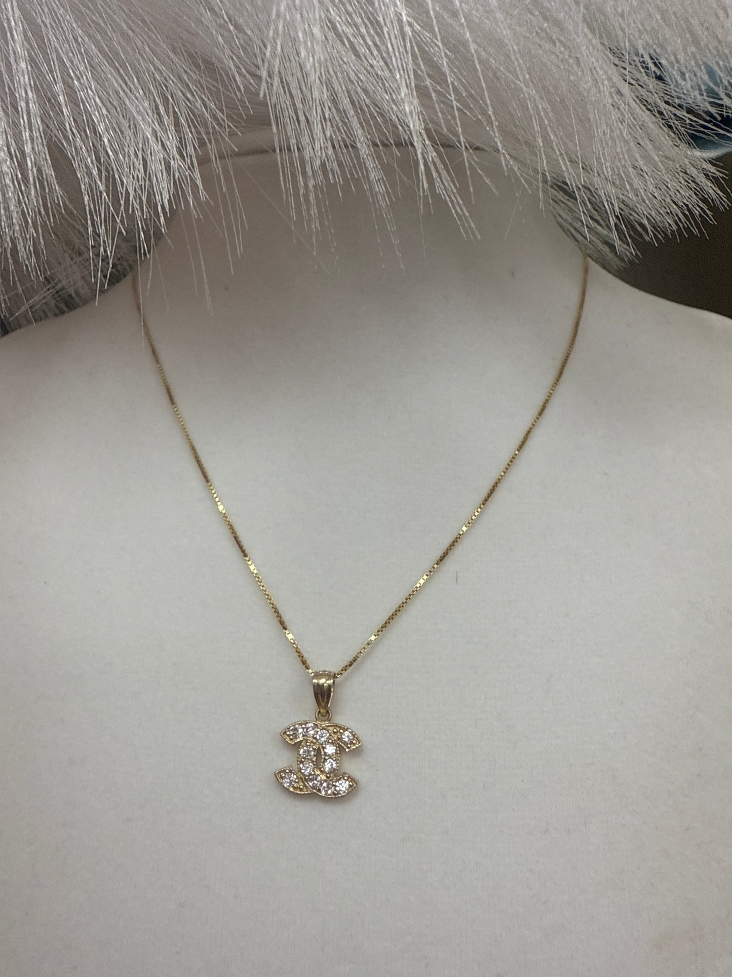 Disfruta de este bello Conjunto de cadena ,dije y aretes de CC para mujer y ninas .