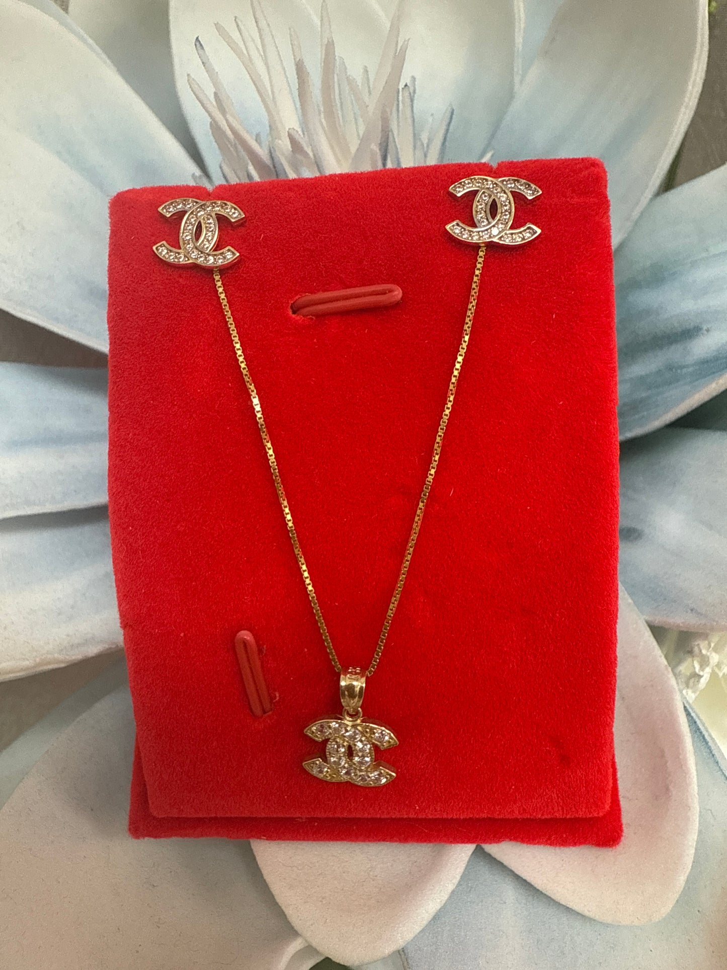 Disfruta de este bello Conjunto de cadena ,dije y aretes de CC para mujer y ninas .