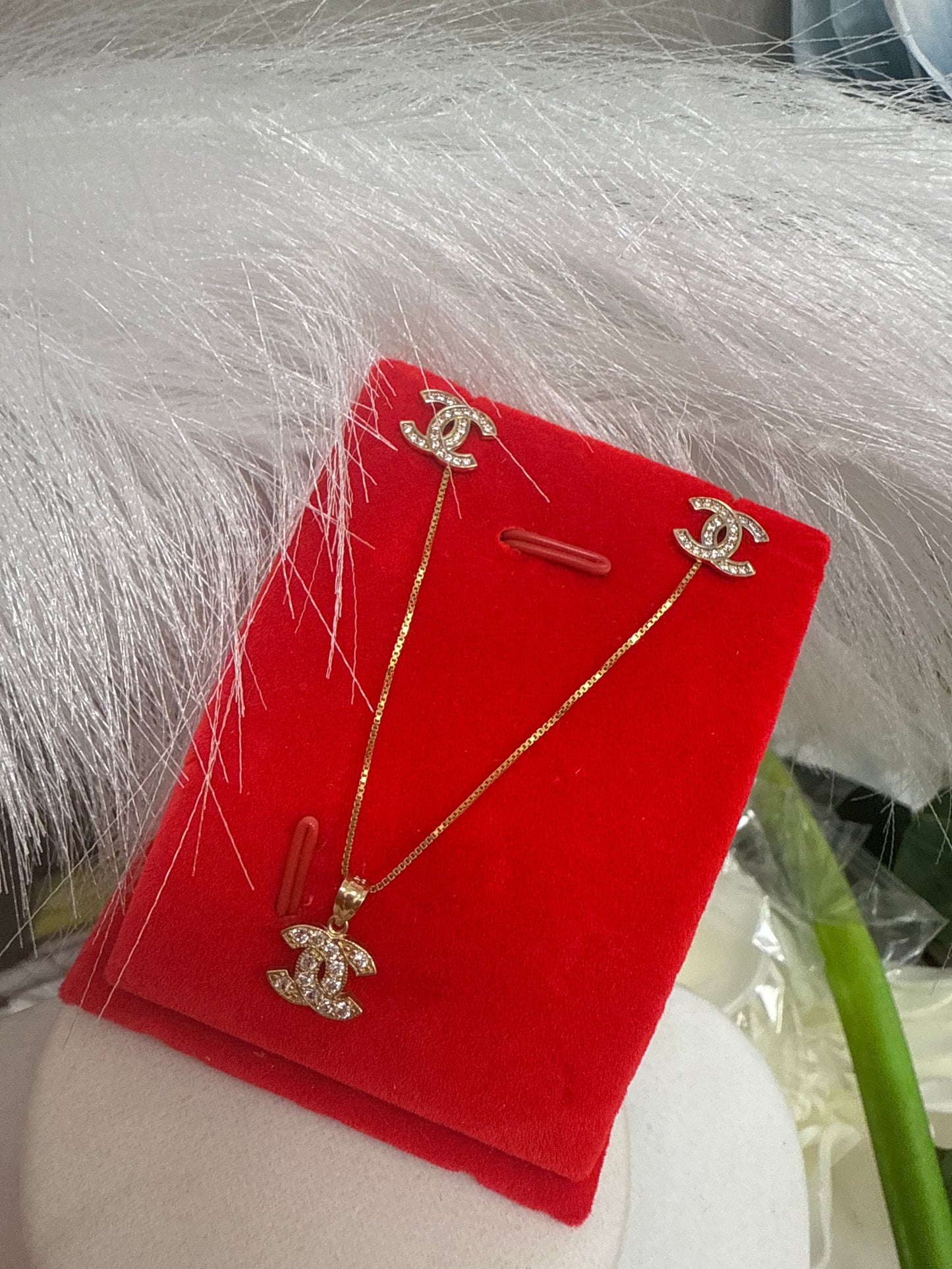 Disfruta de este bello Conjunto de cadena ,dije y aretes de CC para mujer y ninas .