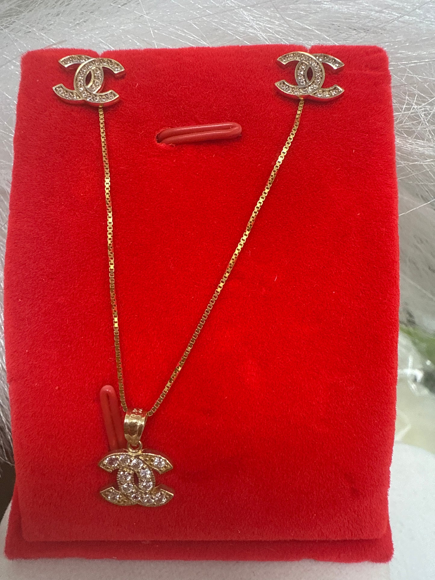 Disfruta de este bello Conjunto de cadena ,dije y aretes de CC para mujer y ninas .