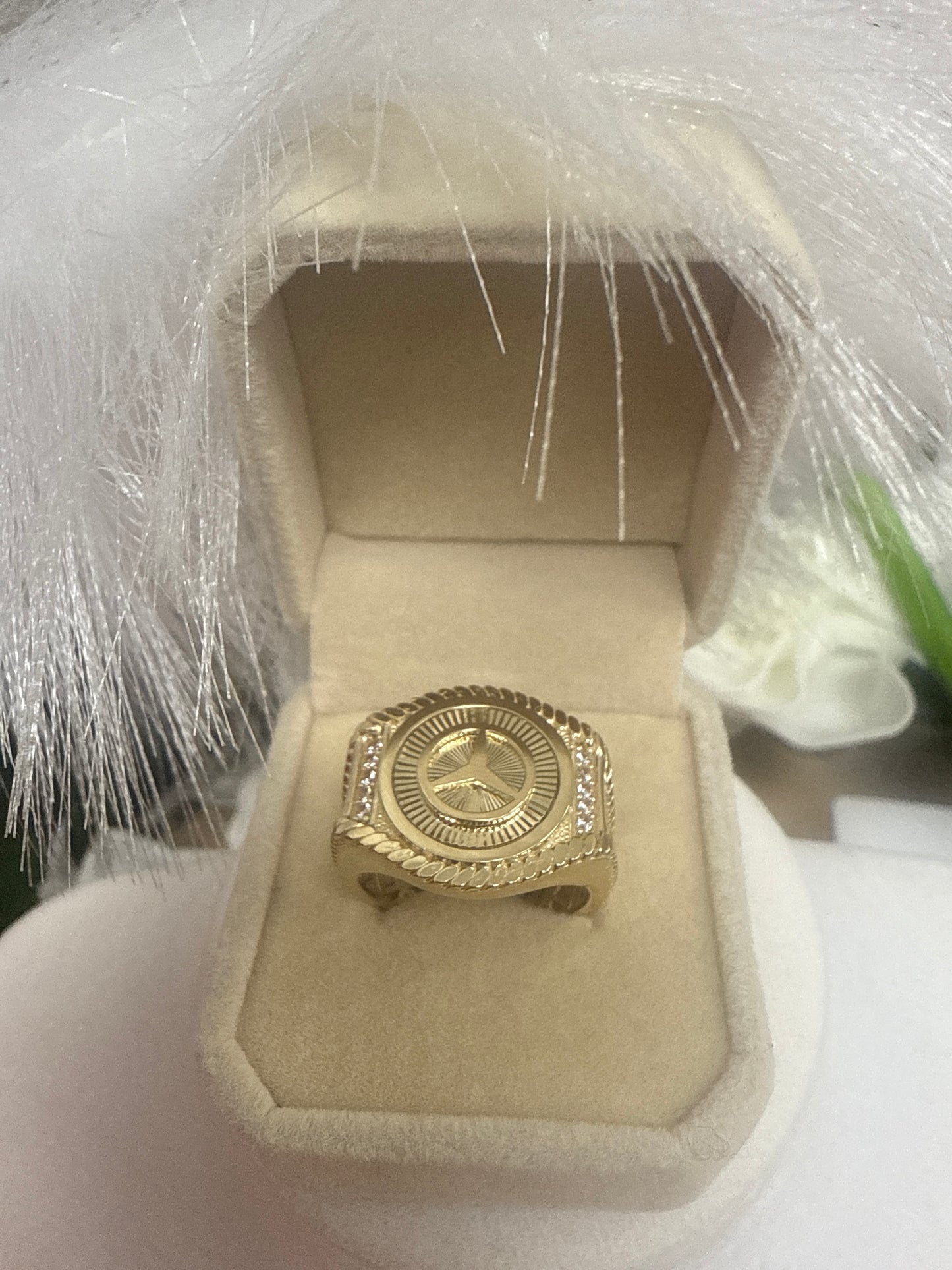 Anillo de hombre de oro 10k con un diseno de la marca mercedes benz .