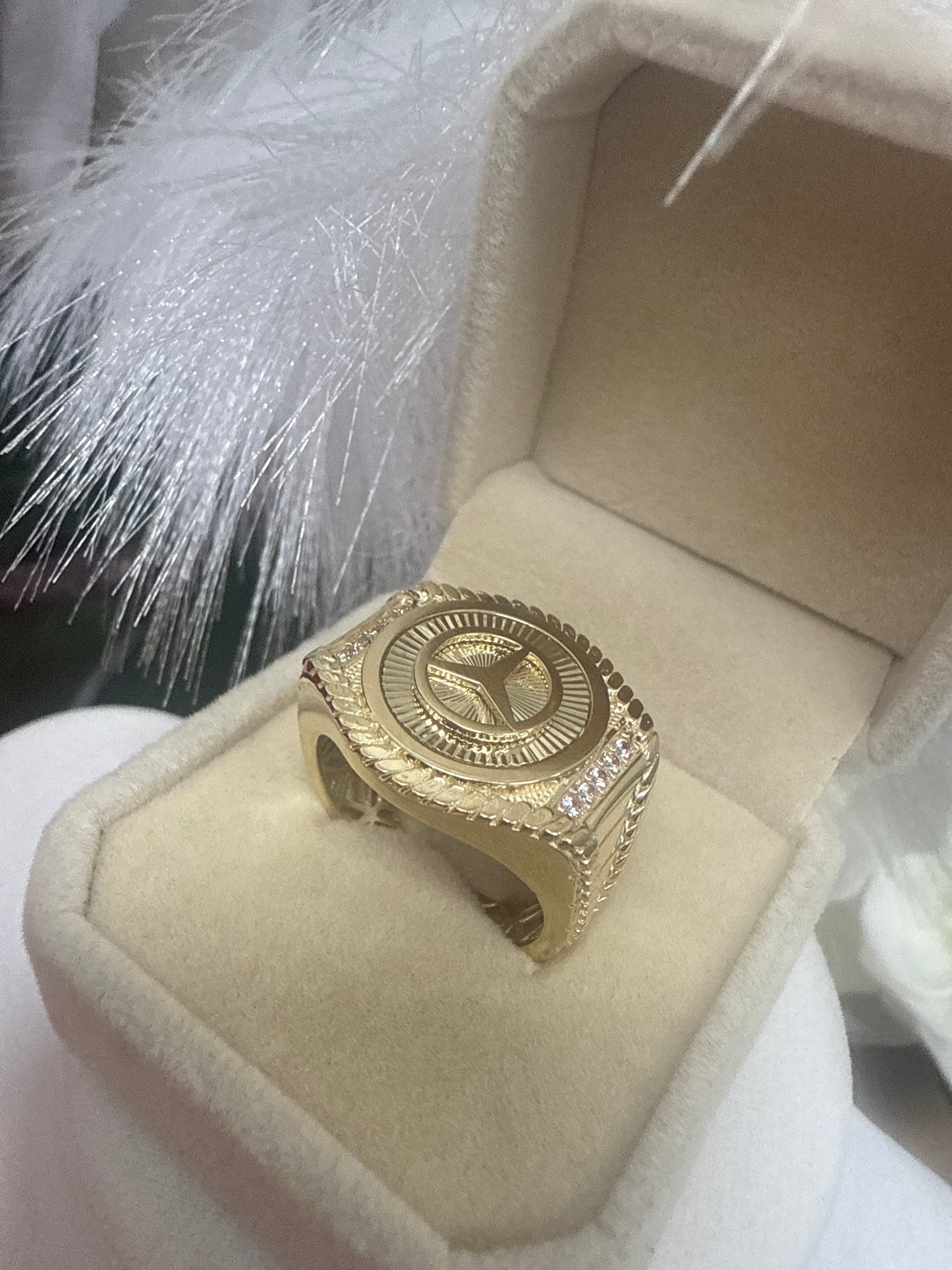 Anillo de hombre de oro 10k con un diseno de la marca mercedes benz .