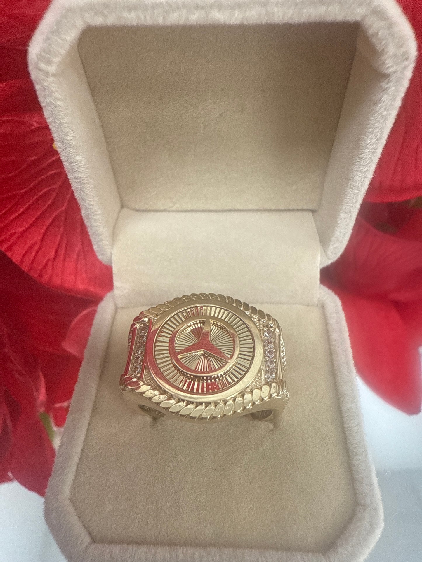 Anillo de hombre de oro 10k con un diseno de la marca mercedes benz .
