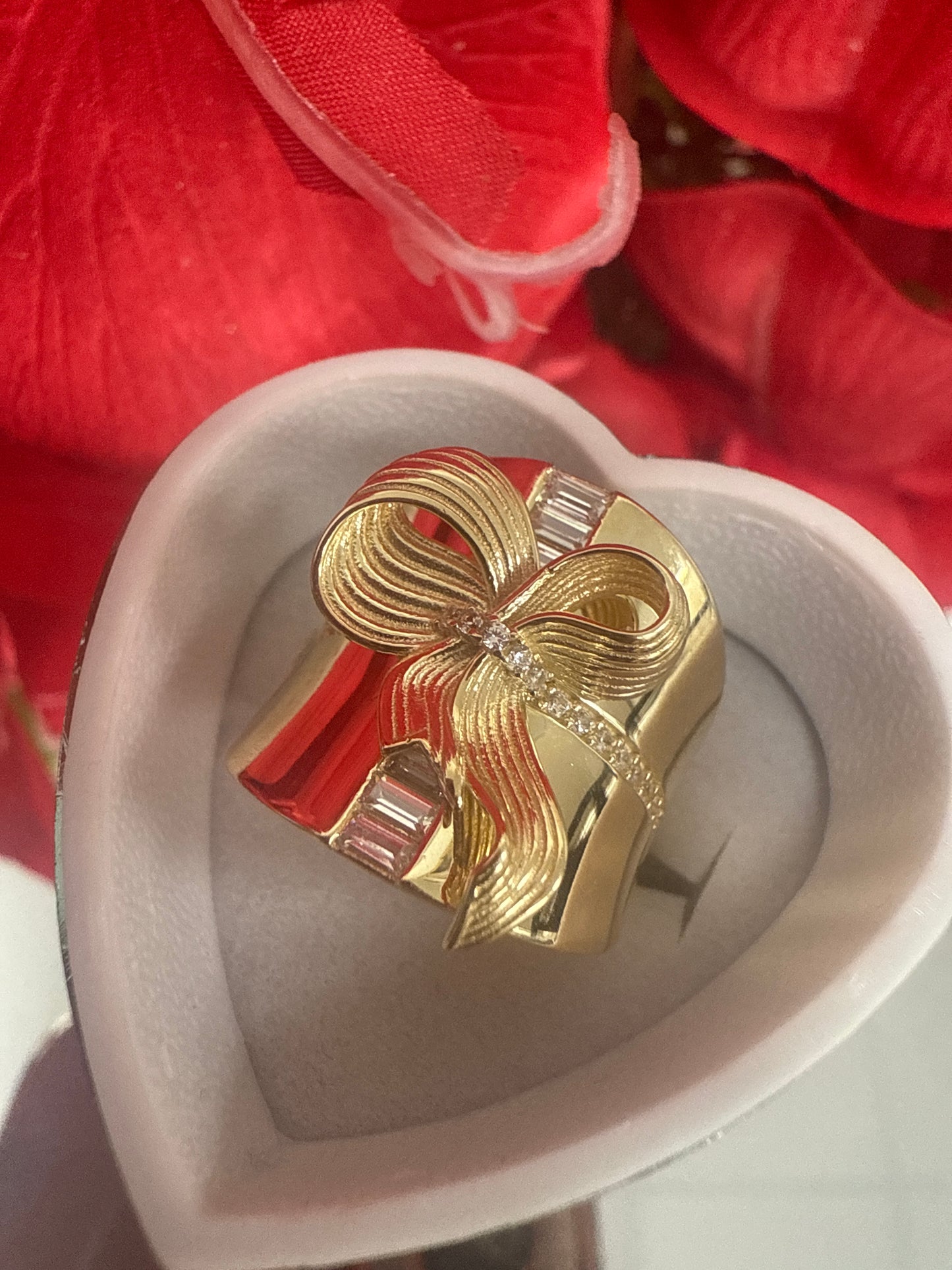 Anillo de mujer de oro 10k con un bello diseno de lazo