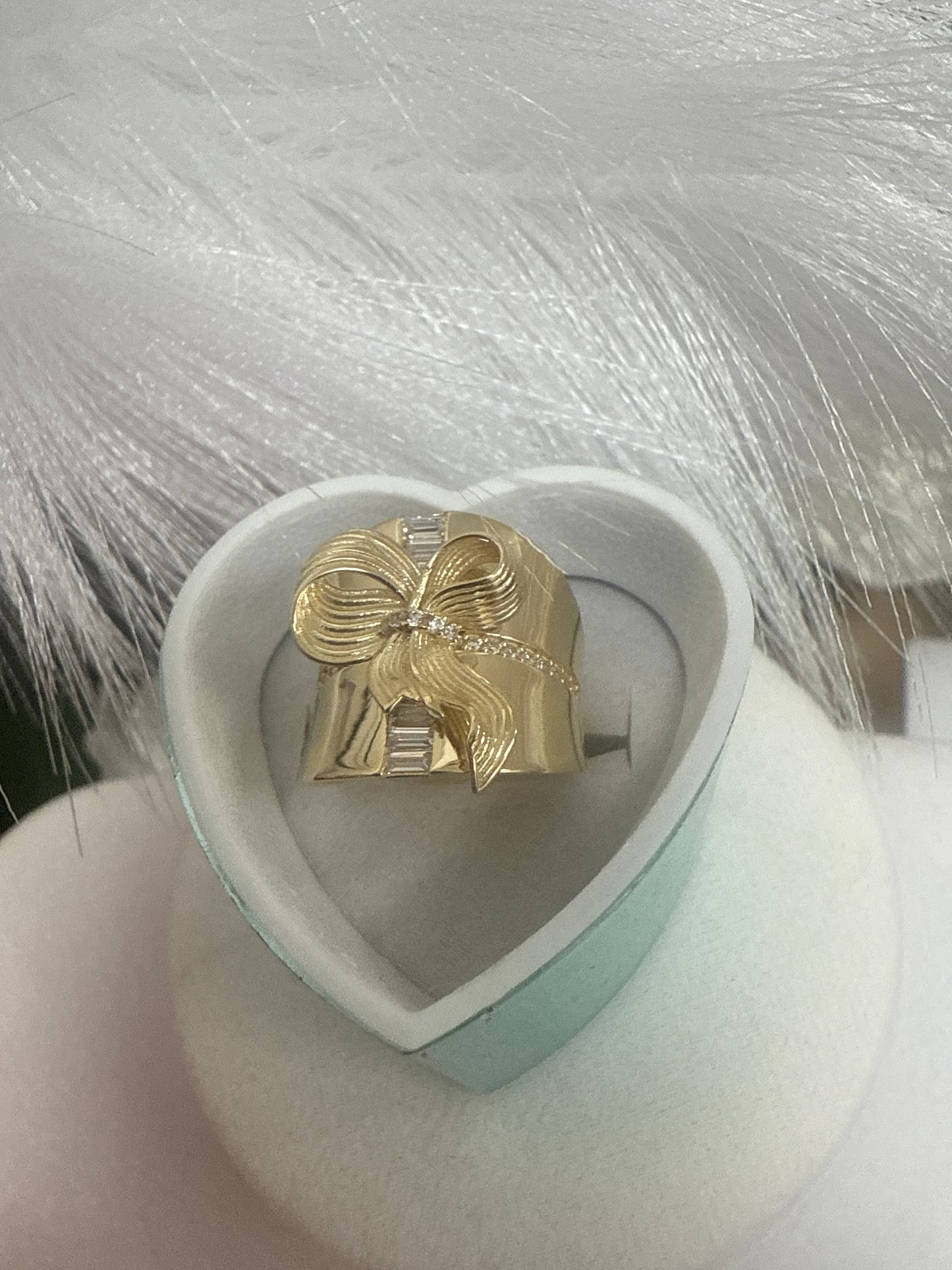 Anillo de mujer de oro 10k con un bello diseno de lazo