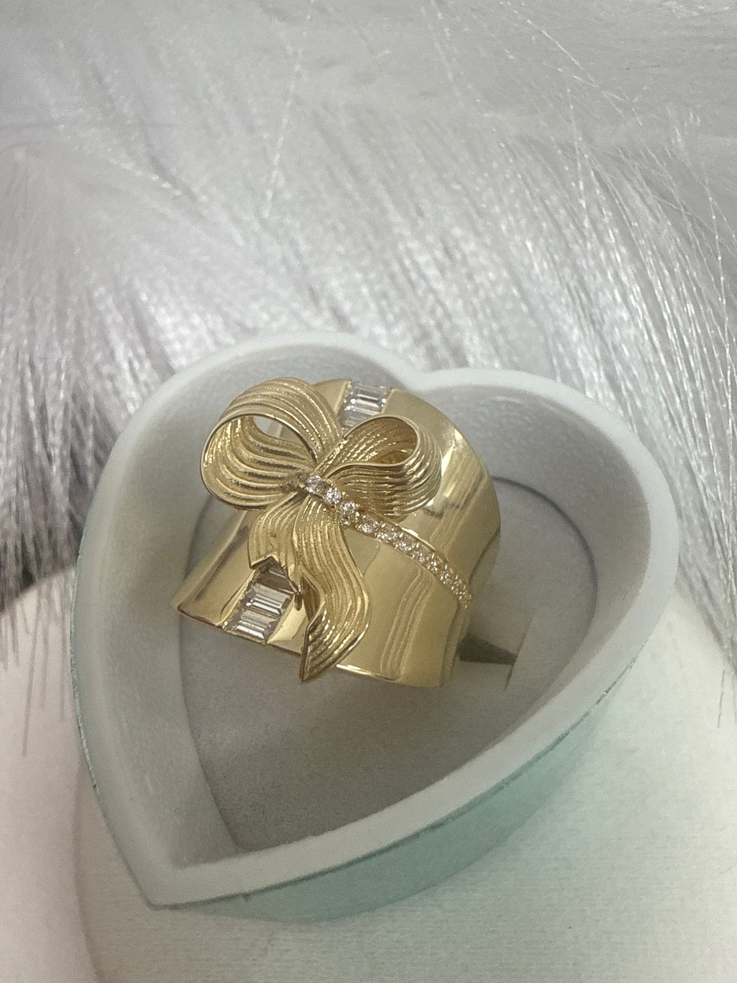 Anillo de mujer de oro 10k con un bello diseno de lazo