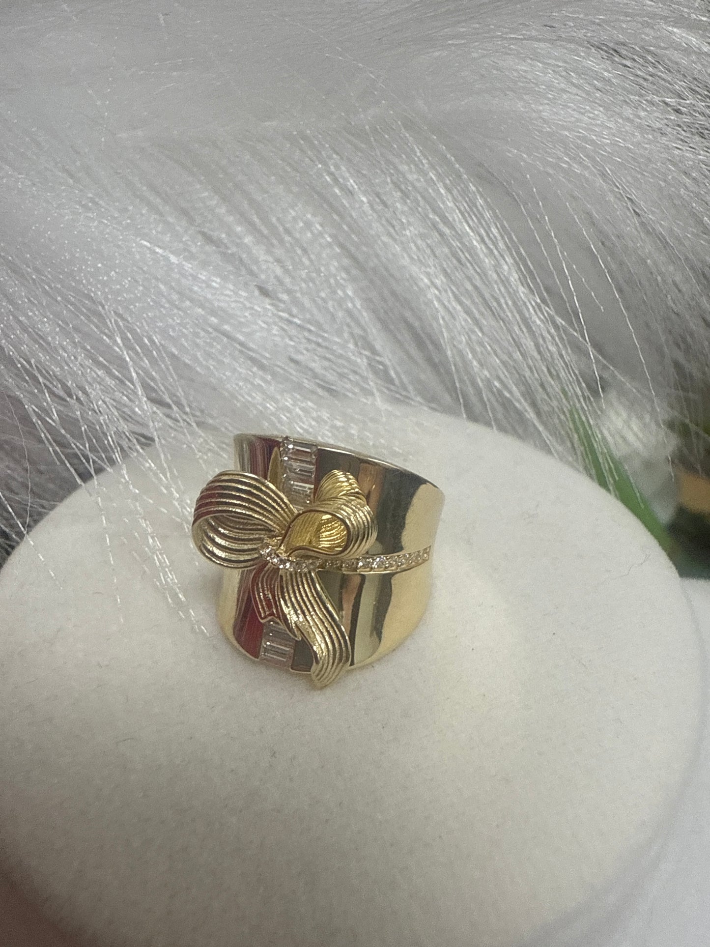 Anillo de mujer de oro 10k con un bello diseno de lazo