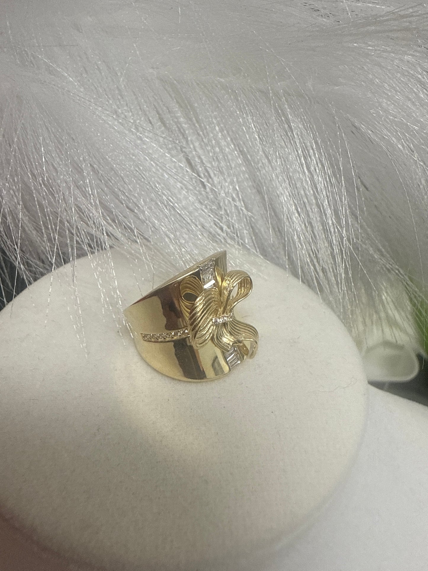 Anillo de mujer de oro 10k con un bello diseno de lazo