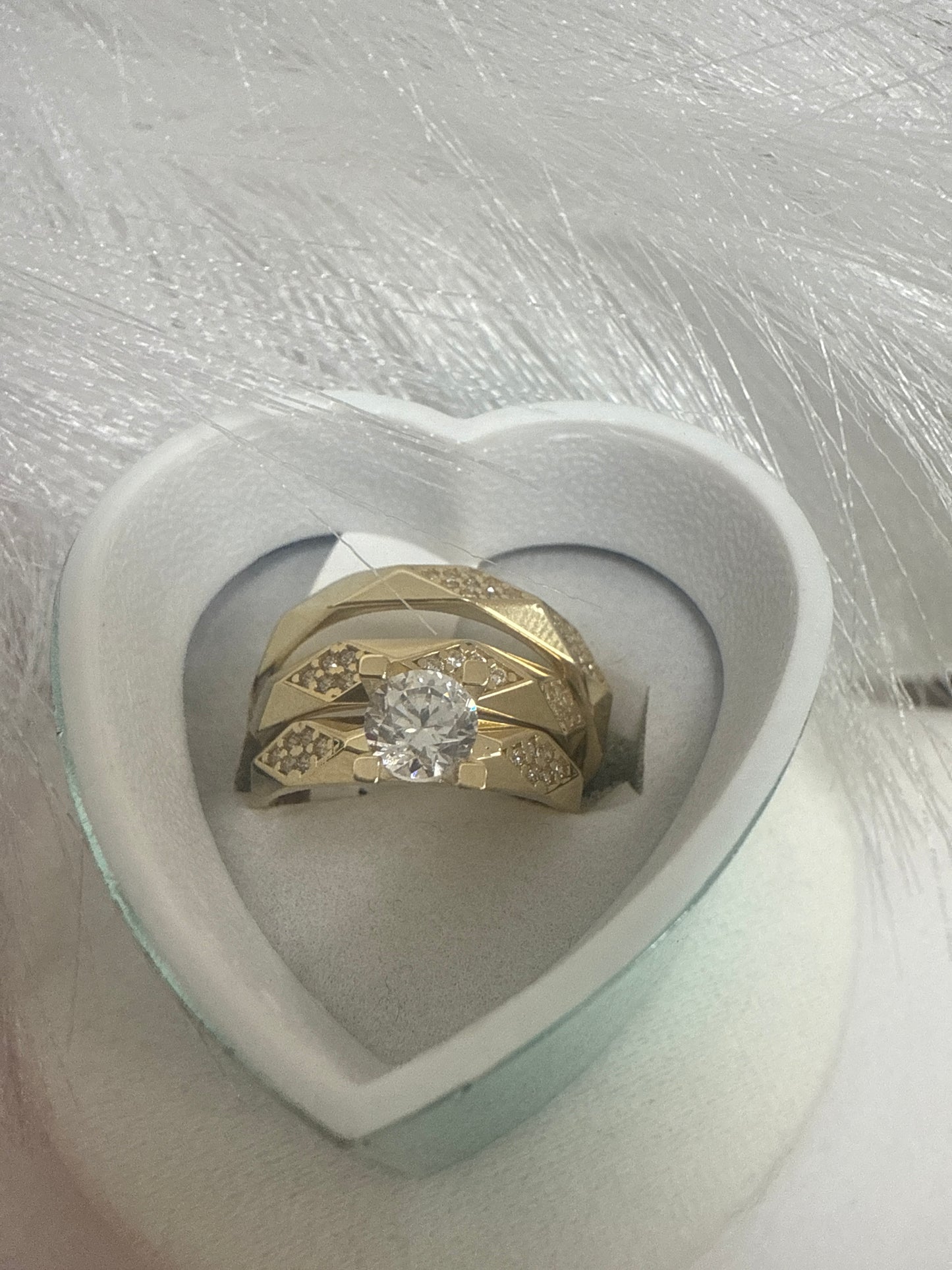 Elegante anillo de compromiso para mujer y hombre en oro 10k