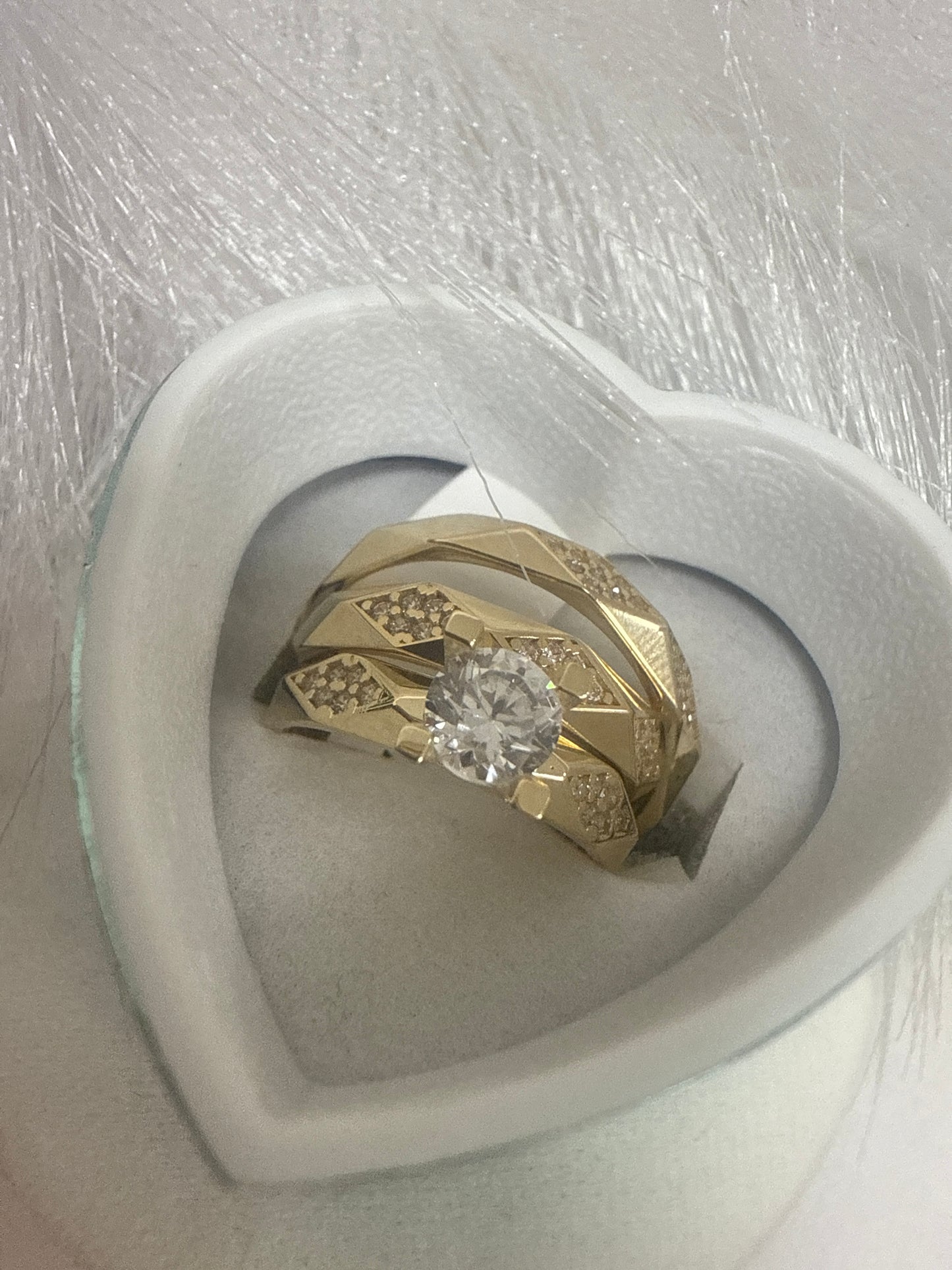Elegante anillo de compromiso para mujer y hombre en oro 10k