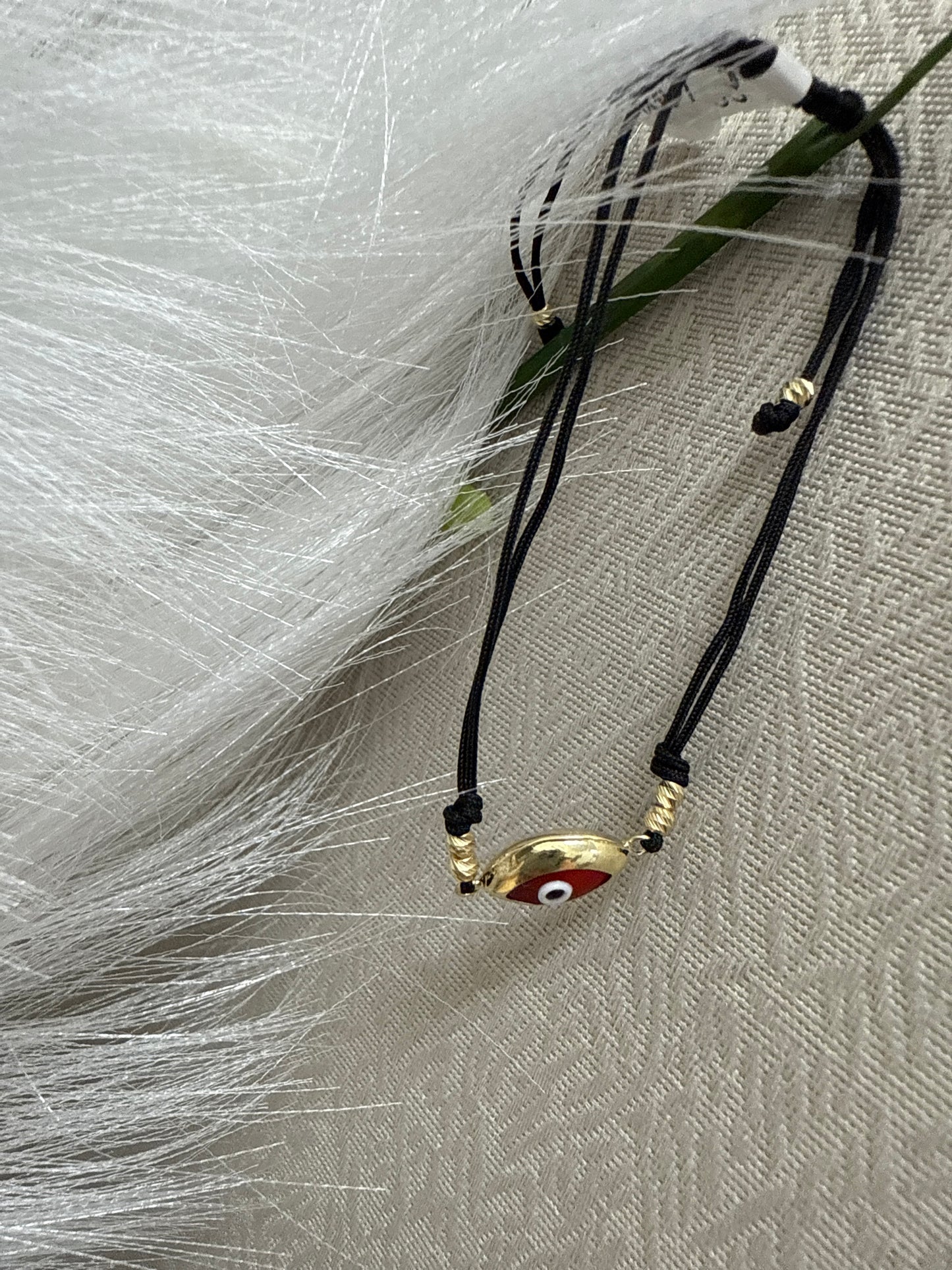 Manilla de ojito de color rojo y azul de coldon , oro 14k