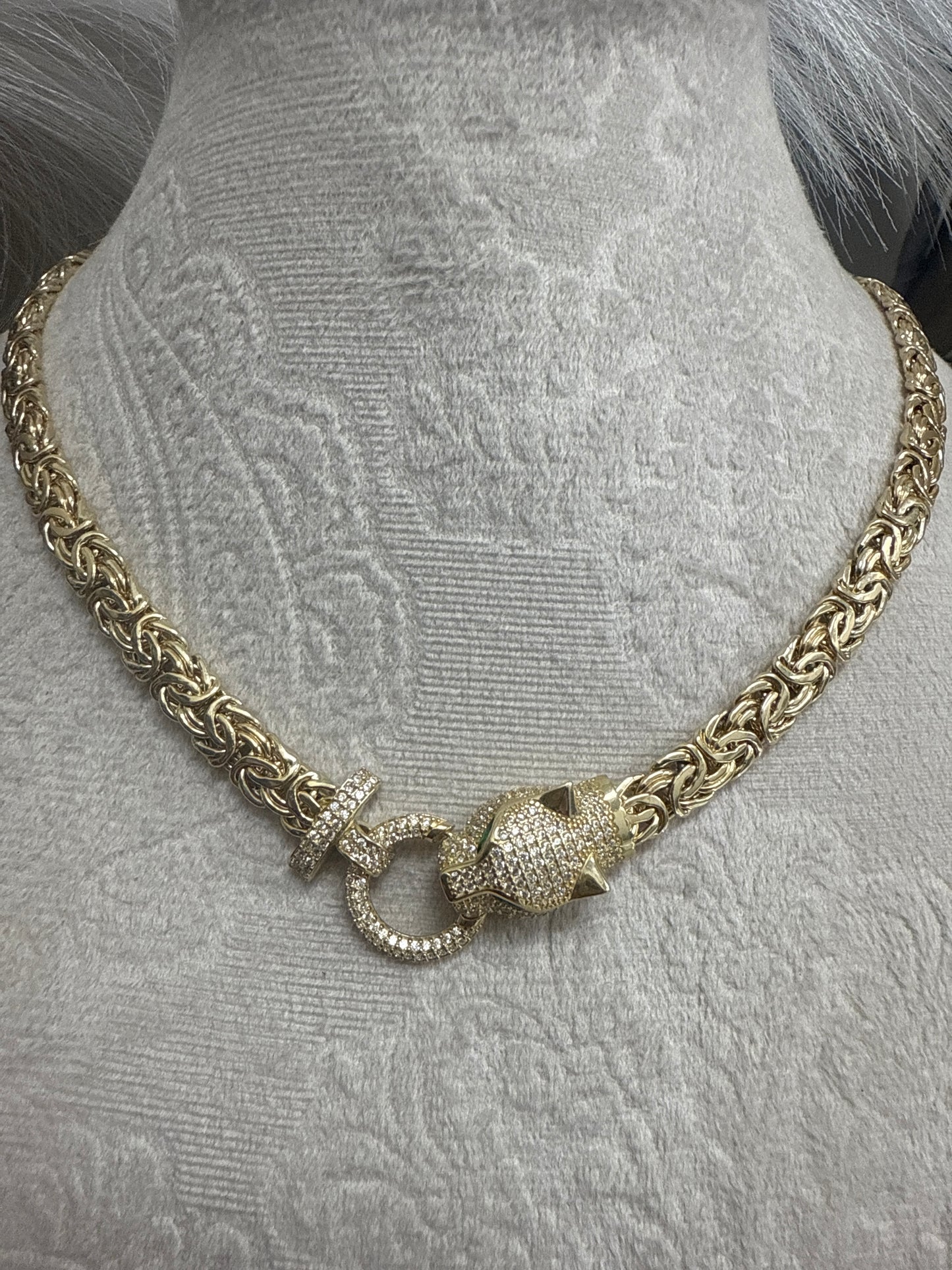 gargantilla de mujer oro 10k con circonia verde y blanca , bello diseno y elegante para toda ocacion