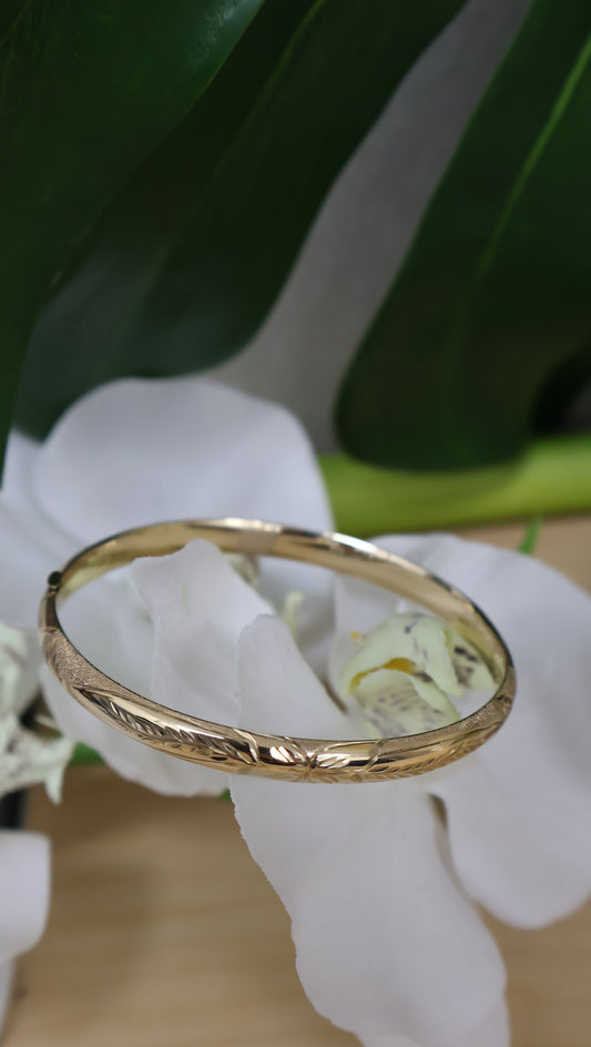 Pulsera de mujer con un diseno muy femenino y unico de 10k.