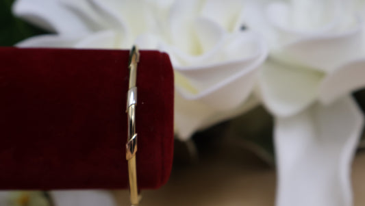 Pulsera de mujer con pequeno diseno en oro 14k