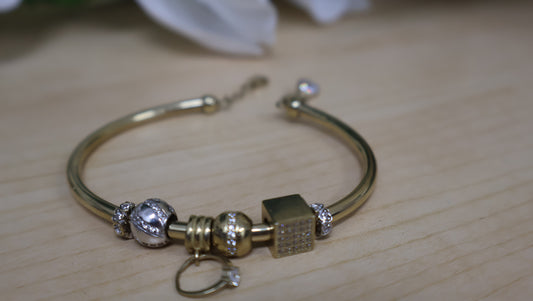 Manilla de mujer con el diseno de pandora en oro 10k