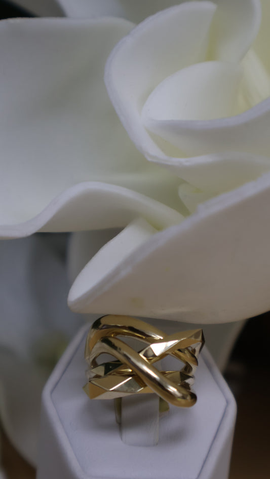 Elegante Anillo de mujer entrelazados de oro 10k
