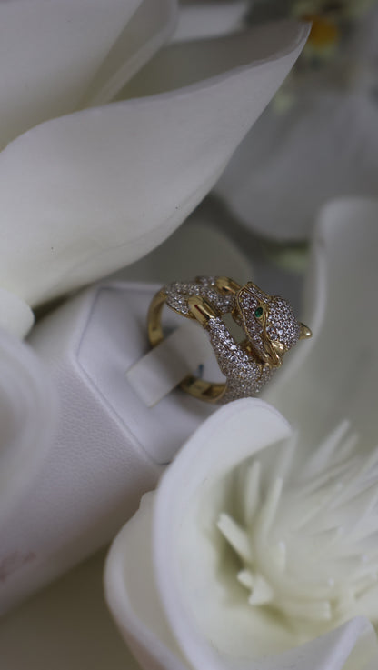 Anillo de mujer con una pantera en oro 10k con circonia blanca y ojos en verde