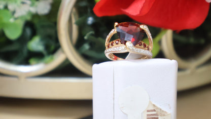 anillo de mujer  pidra roja y blanca de oro 14k