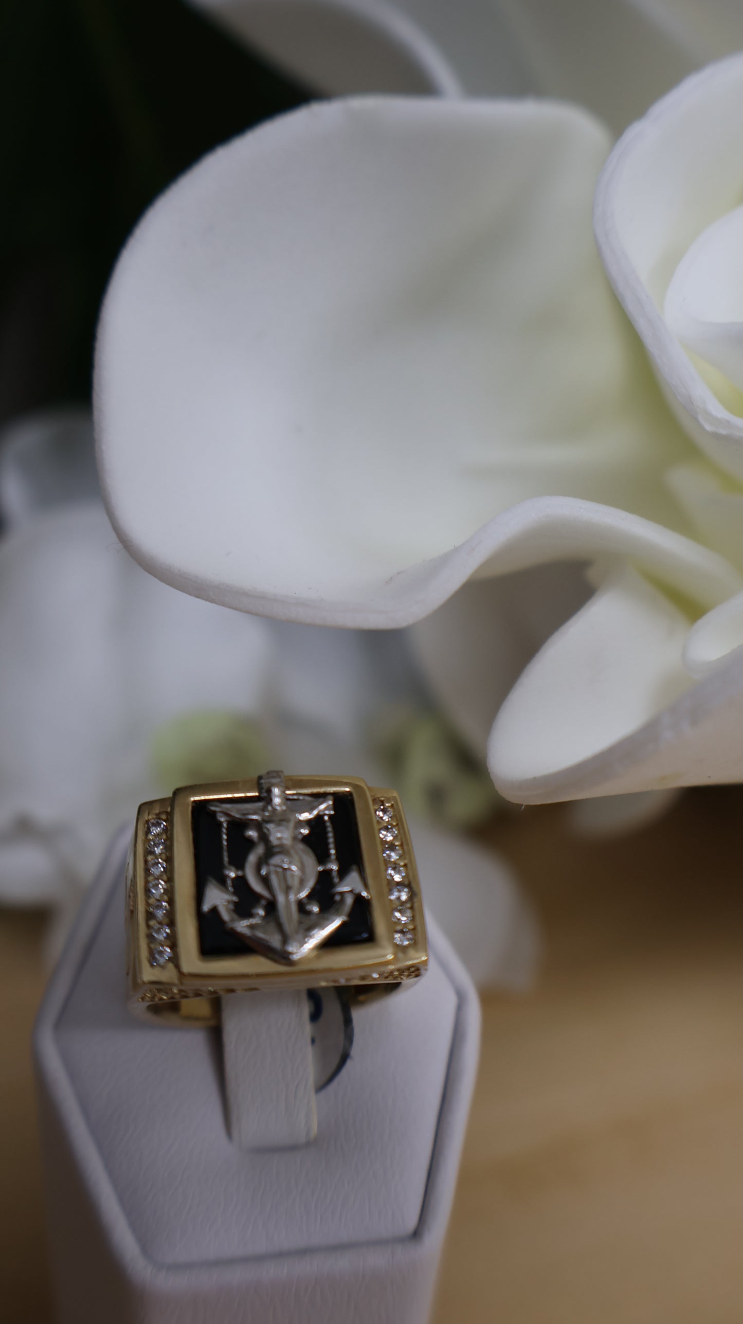 anillo de  14k  de hombre con un  ancla .