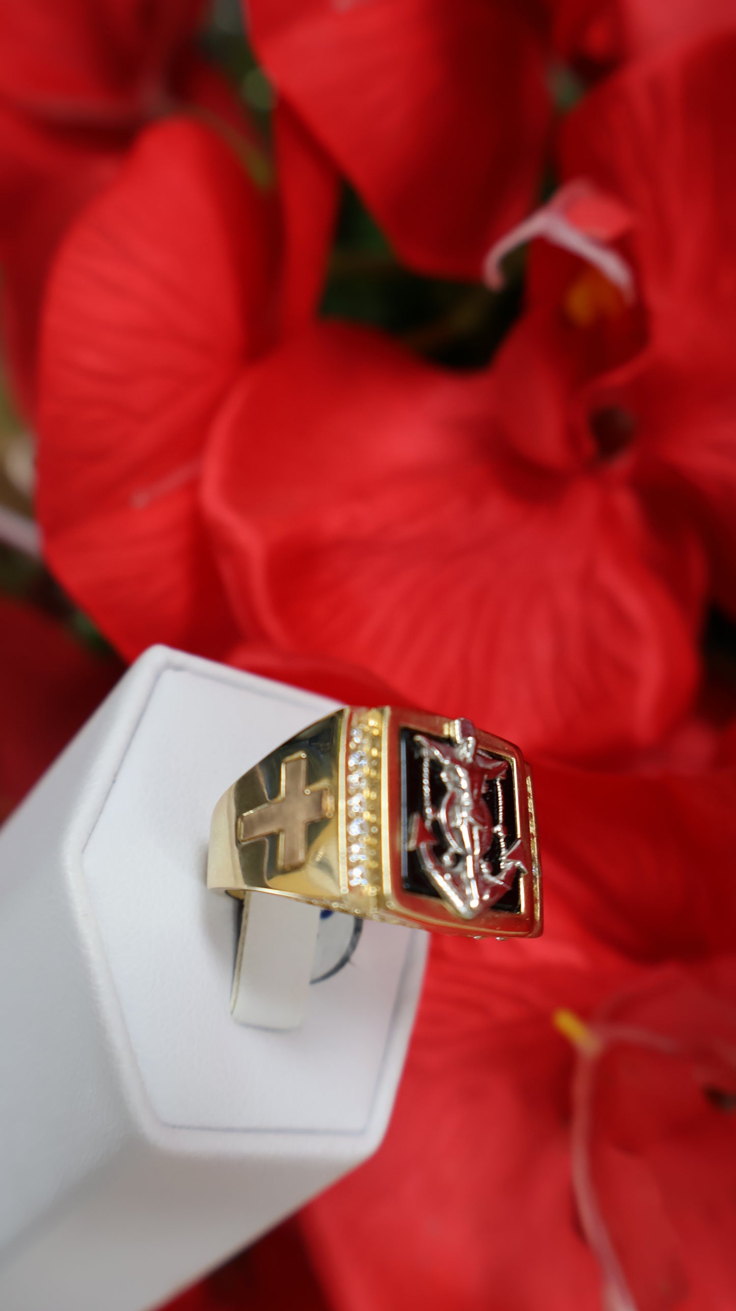 anillo de  14k  de hombre con un  ancla .