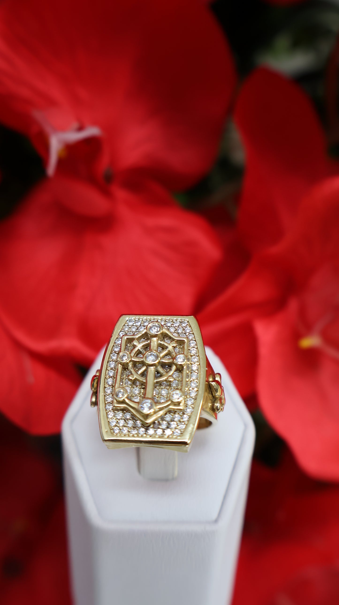 anillo de hombre de  14k de ancla con sirconia
