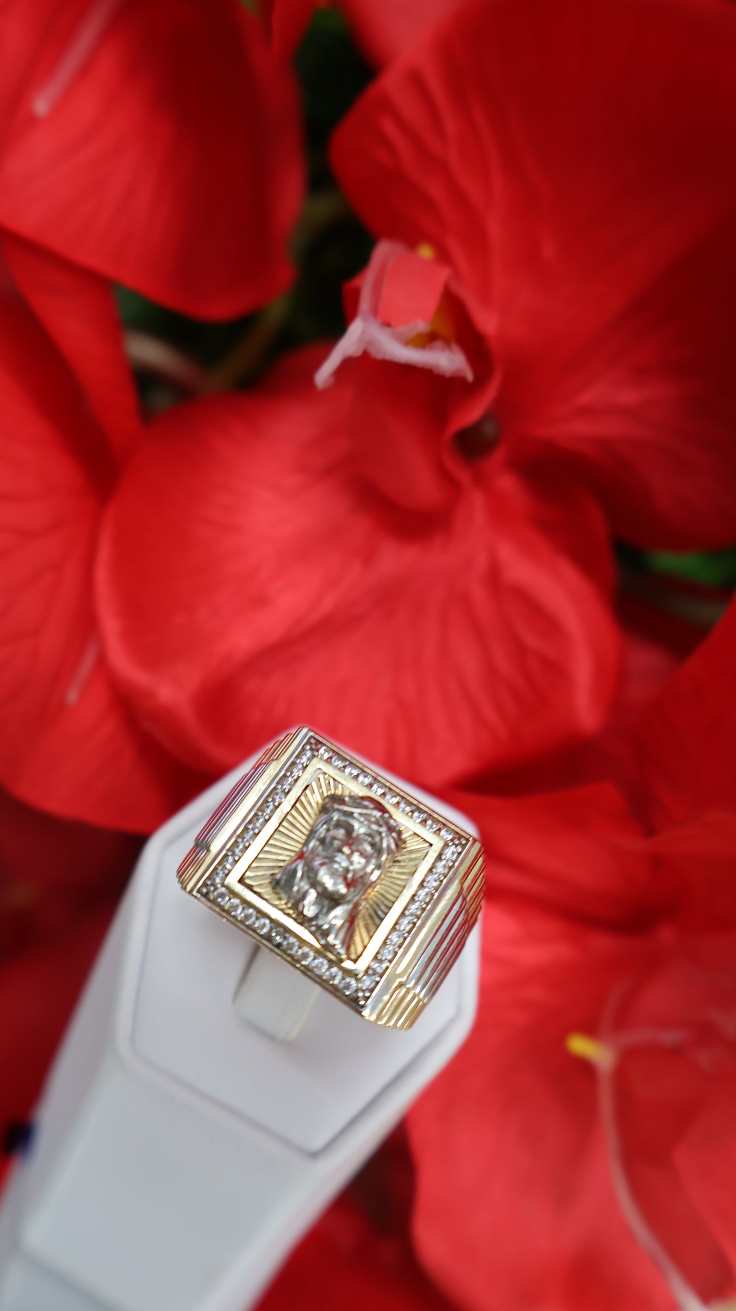 anillo de 14k con cristo y ciconia