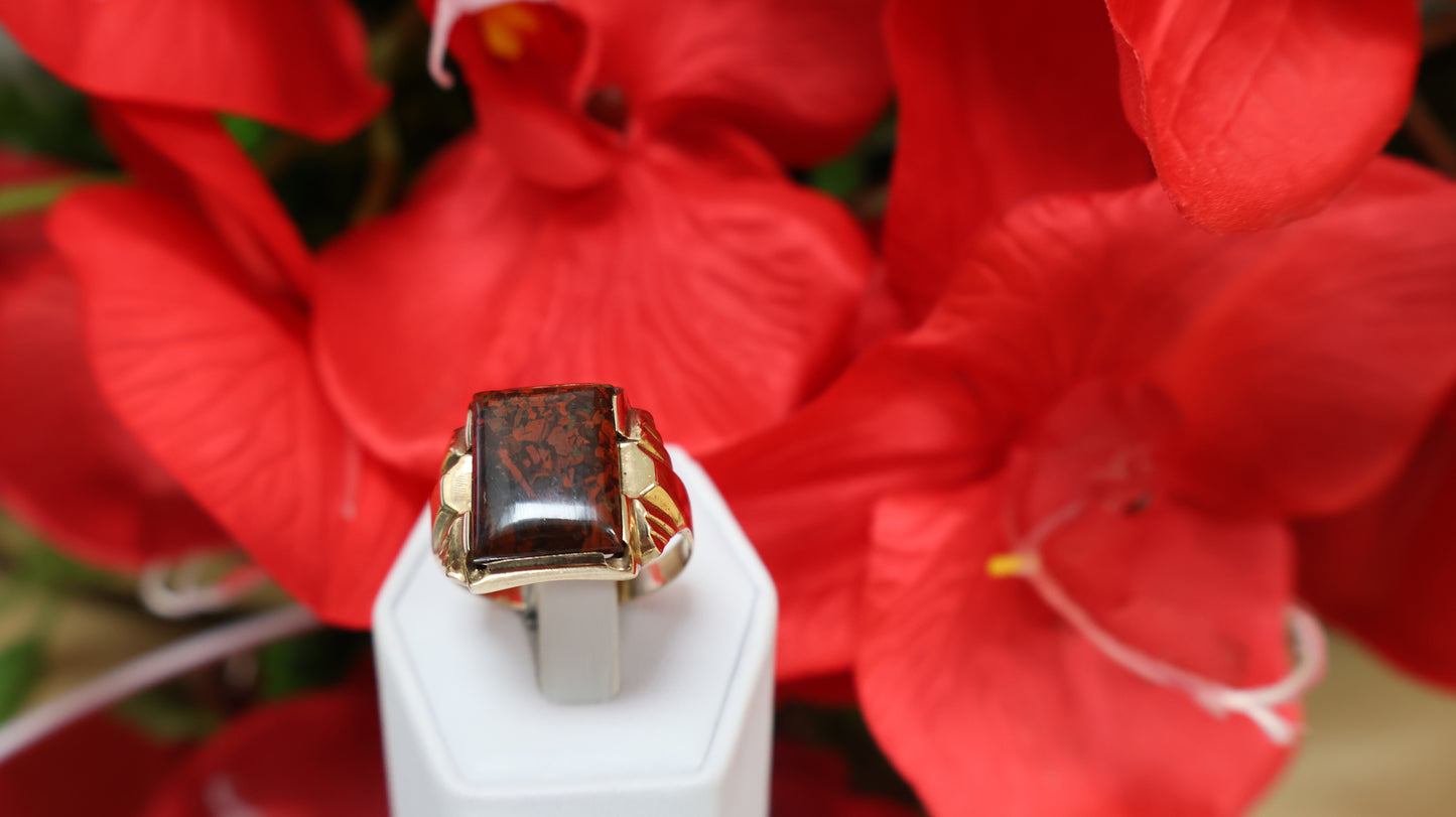 anillo de hombre de  14k con piedra rojo vino .